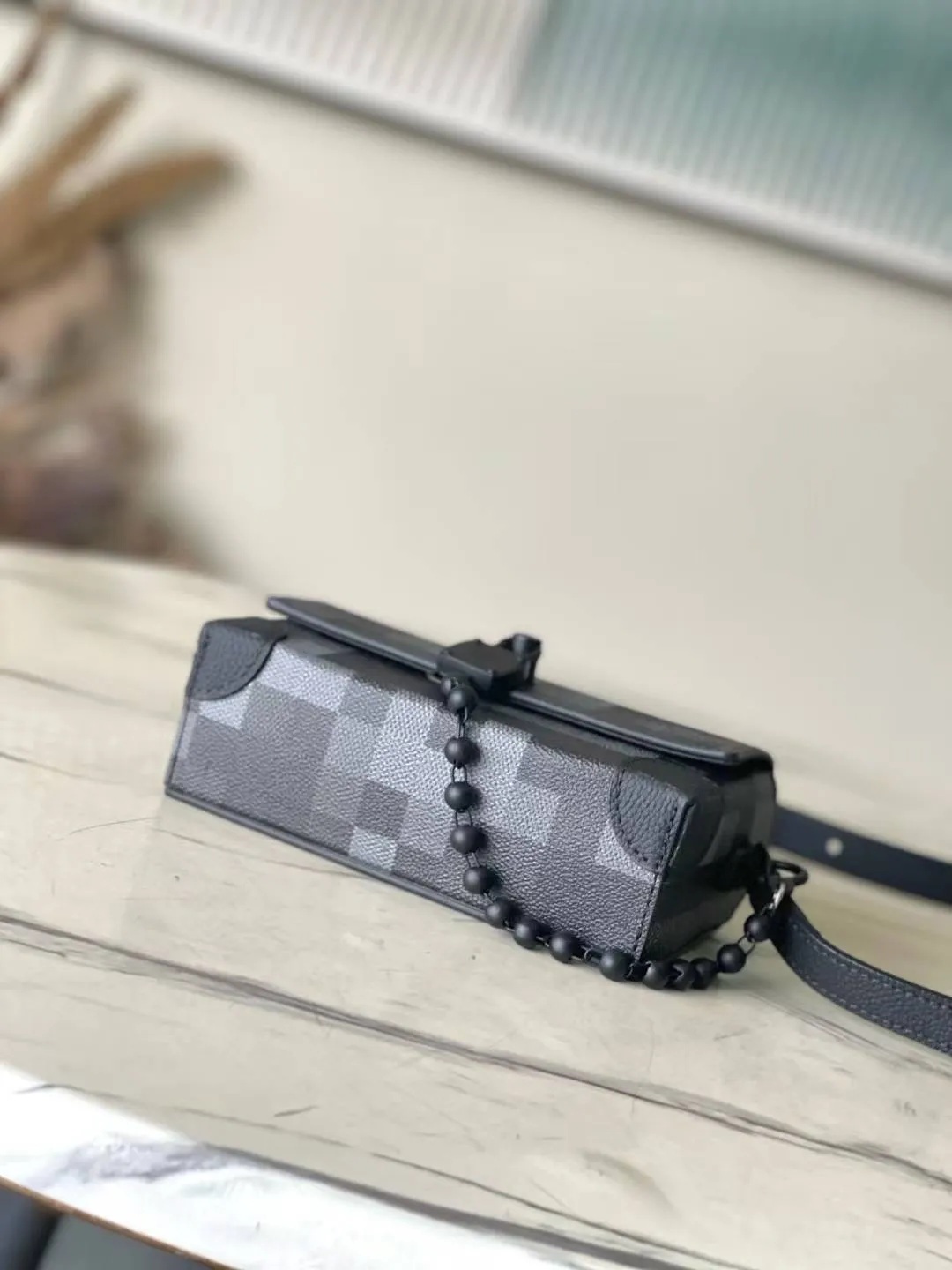 💰980 Top Original Order M14923 This Steamer mini handbag is made of Damoflage Black coated canvas to reflect Pharrell Williams' elegant and elegant design. Pixelated Damier Graphite pattern creates a modern look. The square lock buckle connects to the delicate bead chain, and the adjustable shoulder strap allows for shoulder or cross-body wear. Dimensions: 18 × 11 × 6.5 cm