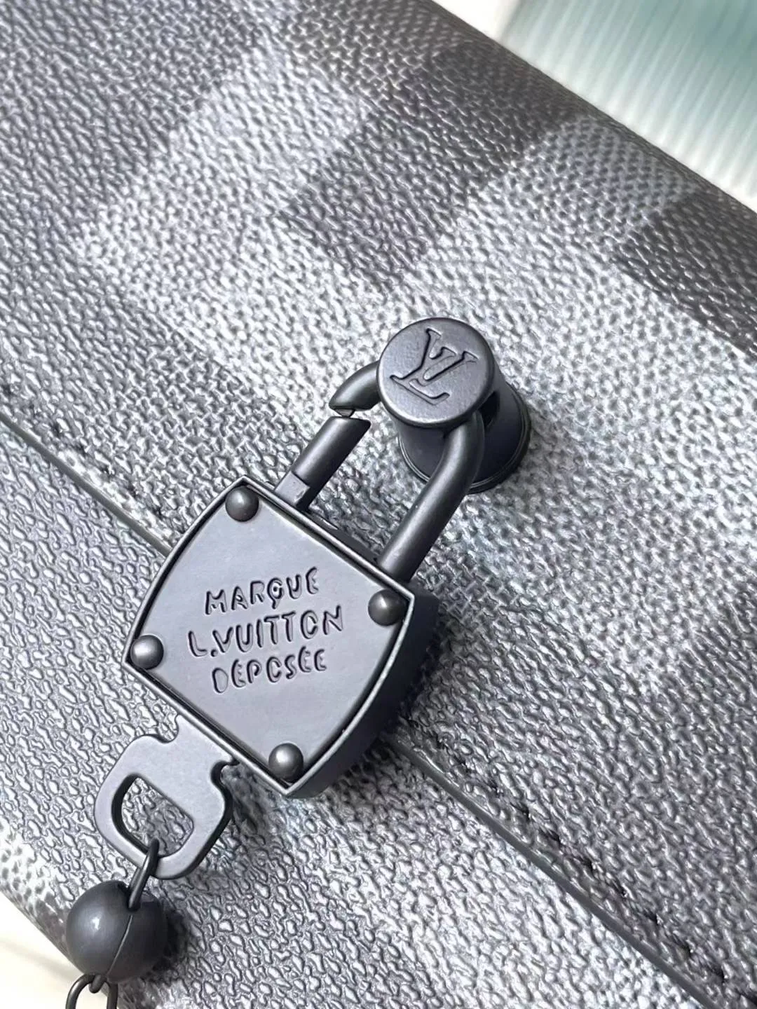💰980 Top Original Order M14923 This Steamer mini handbag is made of Damoflage Black coated canvas to reflect Pharrell Williams' elegant and elegant design. Pixelated Damier Graphite pattern creates a modern look. The square lock buckle connects to the delicate bead chain, and the adjustable shoulder strap allows for shoulder or cross-body wear. Dimensions: 18 × 11 × 6.5 cm