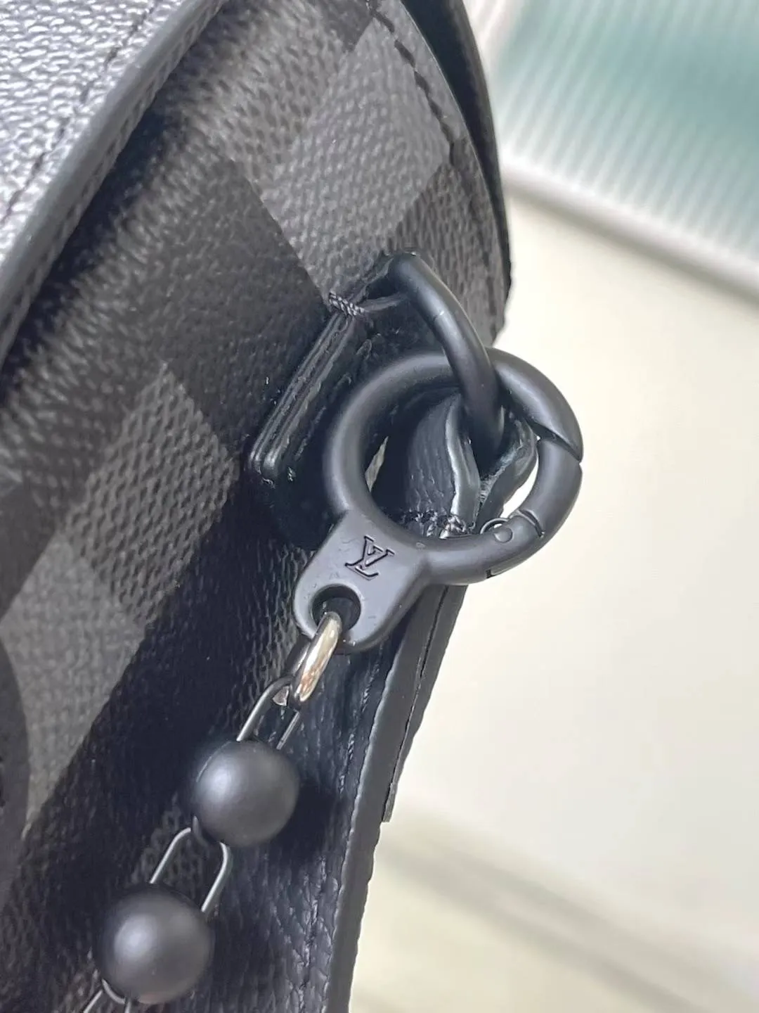💰980 Top Original Order M14923 This Steamer mini handbag is made of Damoflage Black coated canvas to reflect Pharrell Williams' elegant and elegant design. Pixelated Damier Graphite pattern creates a modern look. The square lock buckle connects to the delicate bead chain, and the adjustable shoulder strap allows for shoulder or cross-body wear. Dimensions: 18 × 11 × 6.5 cm