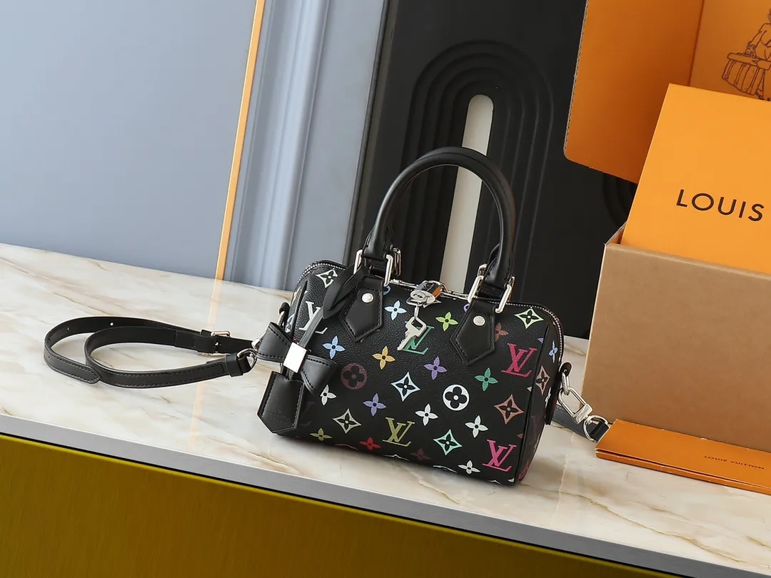 💰260💰Upgraded from the original version, this M46234 M46222 Speedy Bandoulière 20 handbag is made of soft coated canvas, with the full-length Monogram pattern traced in colorful rainbow tones, highlighting the smart style of the Louis Vuitton x Murakami reissue series. The Toron handle and detachable shoulder strap are constructed of cow leather, the metal corners recall classic luggage elements, and the bow-shaped key bag and padlock add brand touches. Dimensions: 20.5 x 13.5 x 12.0 cm (length x height x width)