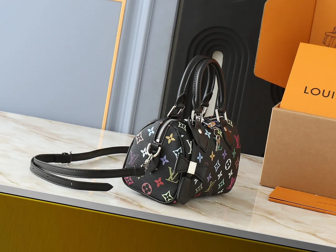 💰260💰Upgraded from the original version, this M46234 M46222 Speedy Bandoulière 20 handbag is made of soft coated canvas, with the full-length Monogram pattern traced in colorful rainbow tones, highlighting the smart style of the Louis Vuitton x Murakami reissue series. The Toron handle and detachable shoulder strap are constructed of cow leather, the metal corners recall classic luggage elements, and the bow-shaped key bag and padlock add brand touches. Dimensions: 20.5 x 13.5 x 12.0 cm (length x height x width)