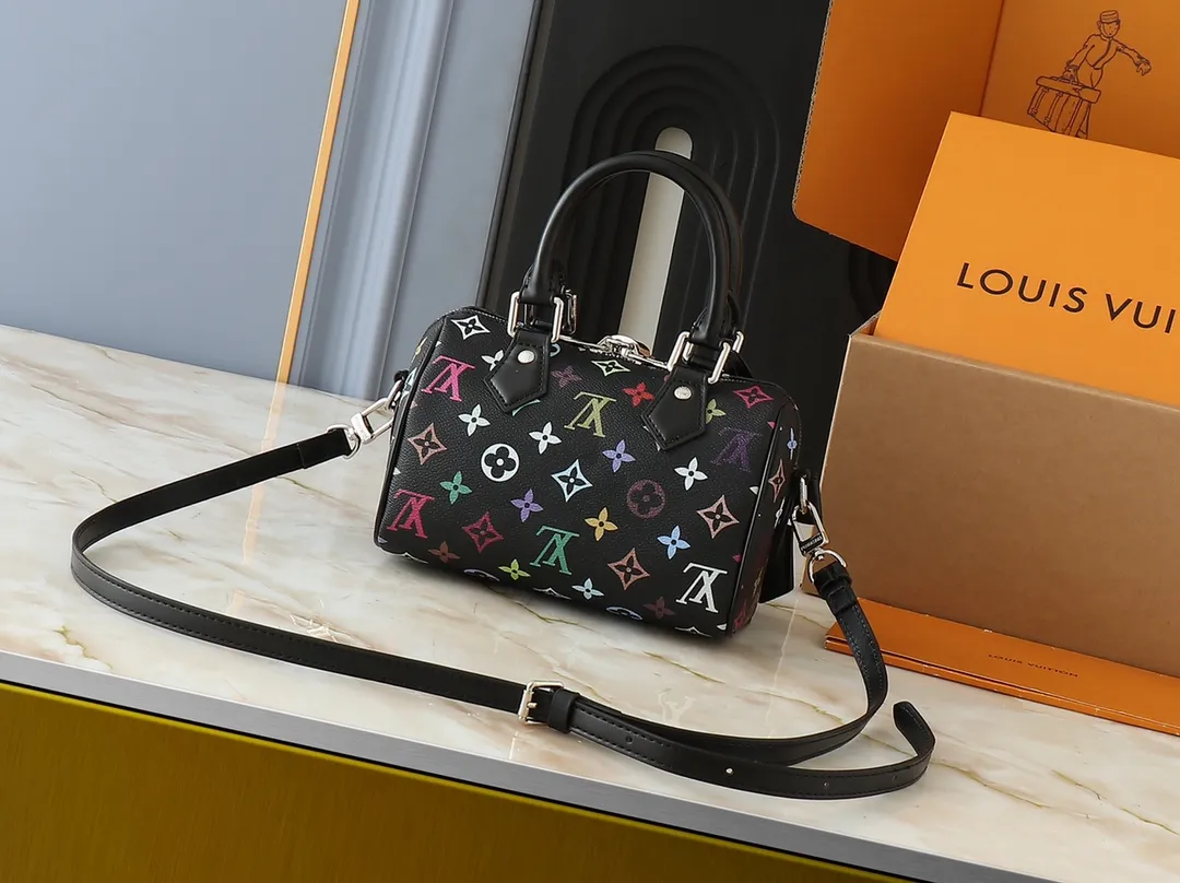 💰260💰Upgraded from the original version, this M46234 M46222 Speedy Bandoulière 20 handbag is made of soft coated canvas, with the full-length Monogram pattern traced in colorful rainbow tones, highlighting the smart style of the Louis Vuitton x Murakami reissue series. The Toron handle and detachable shoulder strap are constructed of cow leather, the metal corners recall classic luggage elements, and the bow-shaped key bag and padlock add brand touches. Dimensions: 20.5 x 13.5 x 12.0 cm (length x height x width)