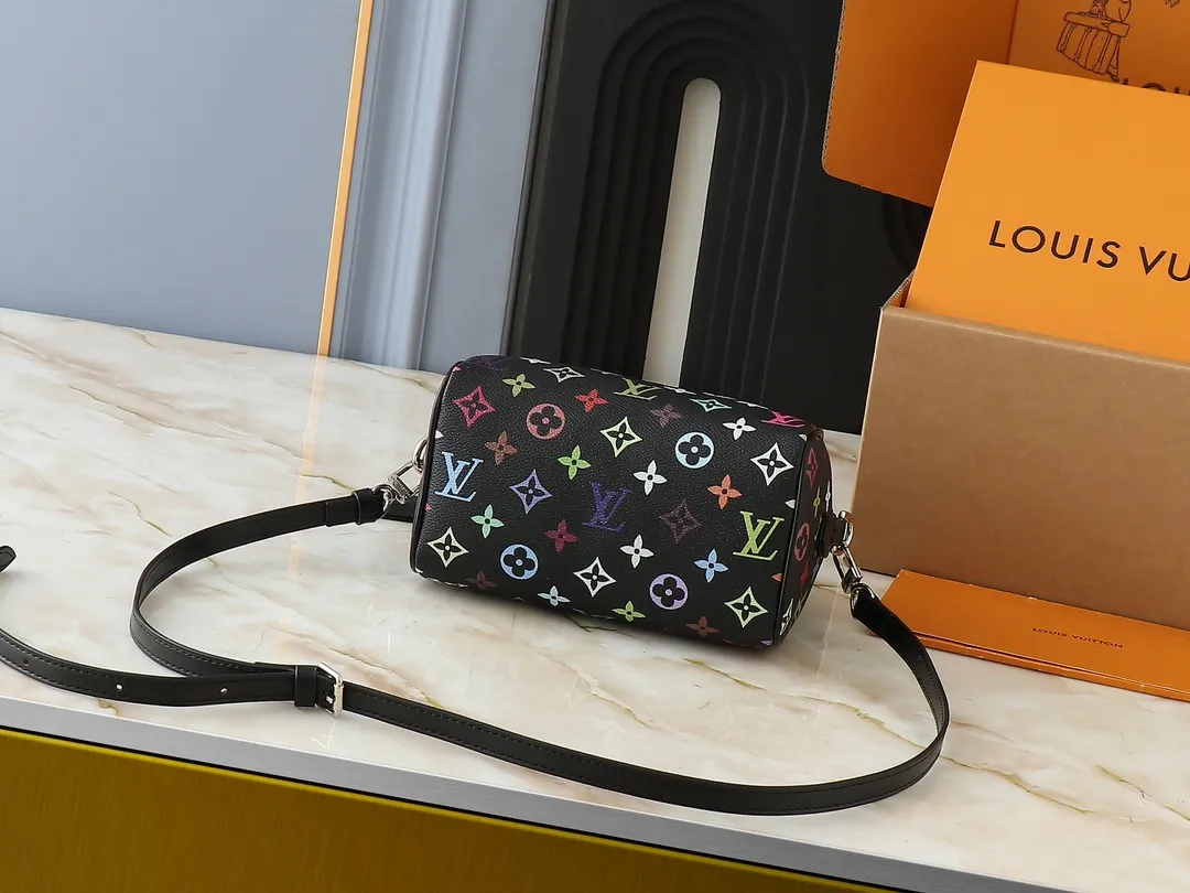 💰260💰Upgraded from the original version, this M46234 M46222 Speedy Bandoulière 20 handbag is made of soft coated canvas, with the full-length Monogram pattern traced in colorful rainbow tones, highlighting the smart style of the Louis Vuitton x Murakami reissue series. The Toron handle and detachable shoulder strap are constructed of cow leather, the metal corners recall classic luggage elements, and the bow-shaped key bag and padlock add brand touches. Dimensions: 20.5 x 13.5 x 12.0 cm (length x height x width)