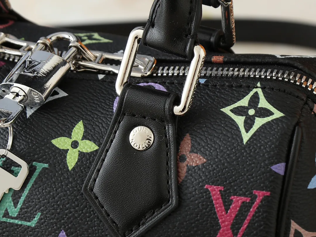 💰260💰Upgraded from the original version, this M46234 M46222 Speedy Bandoulière 20 handbag is made of soft coated canvas, with the full-length Monogram pattern traced in colorful rainbow tones, highlighting the smart style of the Louis Vuitton x Murakami reissue series. The Toron handle and detachable shoulder strap are constructed of cow leather, the metal corners recall classic luggage elements, and the bow-shaped key bag and padlock add brand touches. Dimensions: 20.5 x 13.5 x 12.0 cm (length x height x width)
