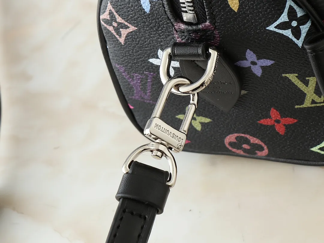 💰260💰Upgraded from the original version, this M46234 M46222 Speedy Bandoulière 20 handbag is made of soft coated canvas, with the full-length Monogram pattern traced in colorful rainbow tones, highlighting the smart style of the Louis Vuitton x Murakami reissue series. The Toron handle and detachable shoulder strap are constructed of cow leather, the metal corners recall classic luggage elements, and the bow-shaped key bag and padlock add brand touches. Dimensions: 20.5 x 13.5 x 12.0 cm (length x height x width)
