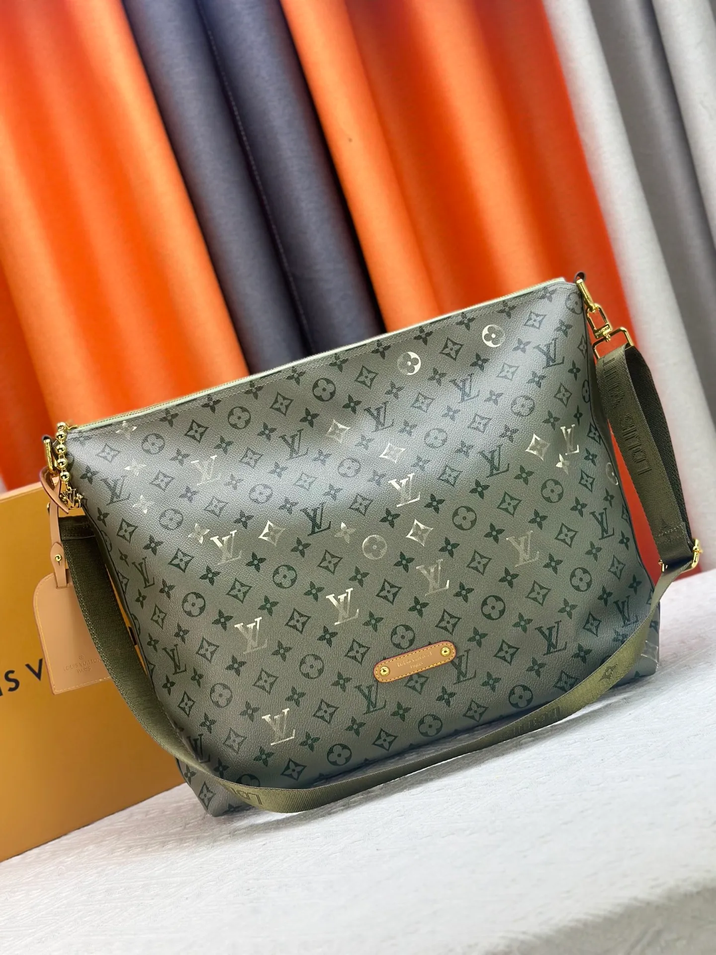P260 [LV METIS Handbag] M27181 M14018 This Métis made of Monogram canvas fulfills its promise with its own attitude. With its emphasis on lines and silhouettes, the Métis handbag combines the versatility required of a modern handbag with the elegance and charm of Louis Vuitton's heritage. Two detachable shoulder straps, can be used to carry, carry or carry on the shoulder.   Size 48x36x12cm