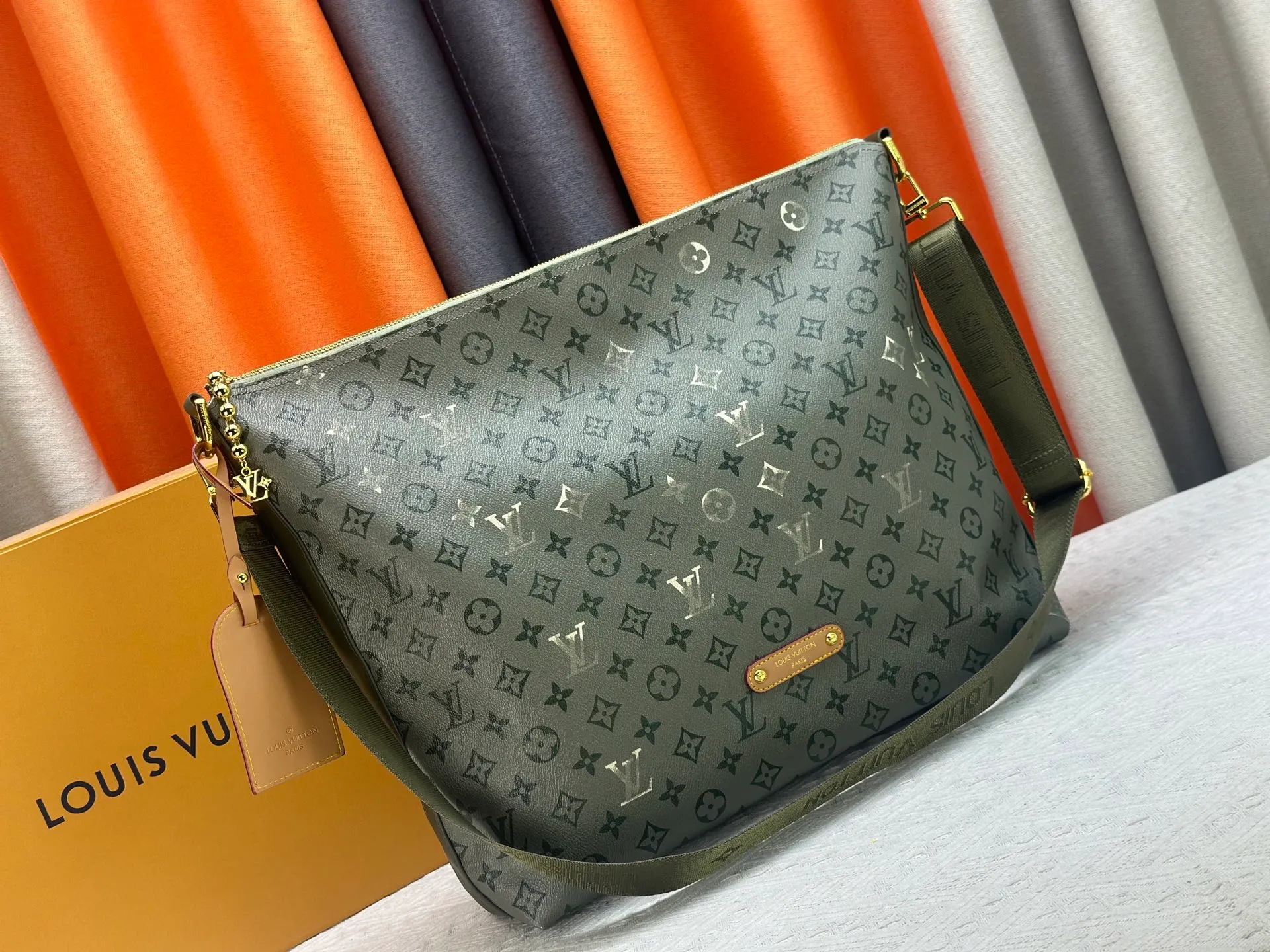 P260 [LV METIS Handbag] M27181 M14018 This Métis made of Monogram canvas fulfills its promise with its own attitude. With its emphasis on lines and silhouettes, the Métis handbag combines the versatility required of a modern handbag with the elegance and charm of Louis Vuitton's heritage. Two detachable shoulder straps, can be used to carry, carry or carry on the shoulder.   Size 48x36x12cm