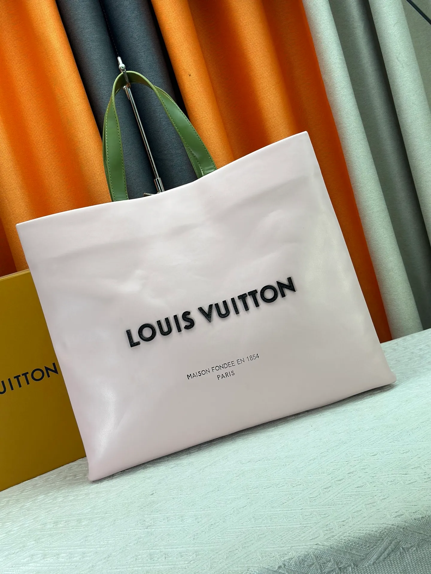 P300 M24457 Grass Green Pink Black Orange Blue Green Gray Presbyopia Plaid Black Crocodile Orange Crocodile Pattern 11 Colors ✔️ This Shopper medium handbag draws inspiration from Louis Vuitton shopping bags, with the words Louis Vuitton and Maison Fondée En 1854 written on soft cow leather, with top handles and detachable shoulder straps. Size: 40x32x16cm