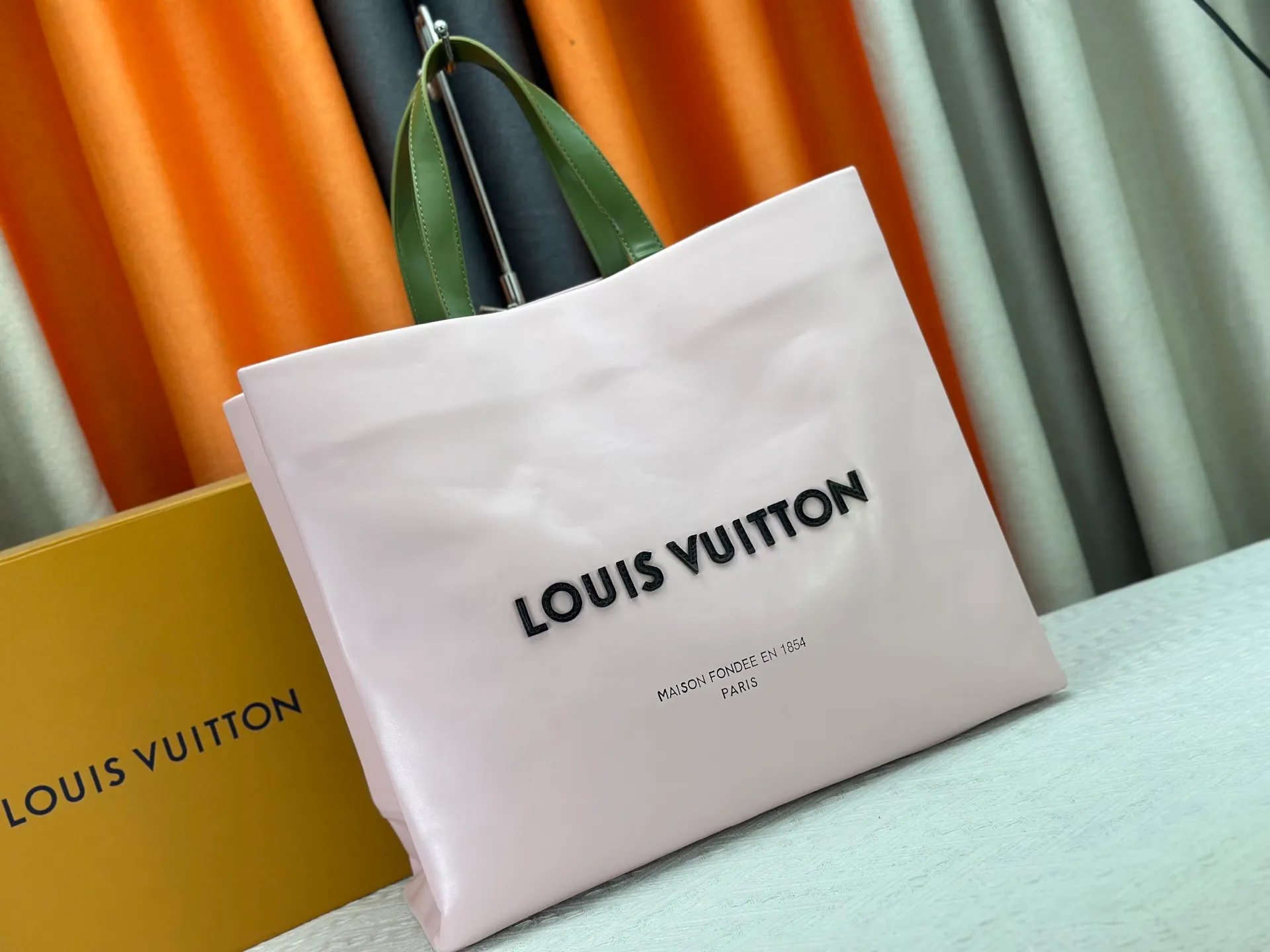P300 M24457 Grass Green Pink Black Orange Blue Green Gray Presbyopia Plaid Black Crocodile Orange Crocodile Pattern 11 Colors ✔️ This Shopper medium handbag draws inspiration from Louis Vuitton shopping bags, with the words Louis Vuitton and Maison Fondée En 1854 written on soft cow leather, with top handles and detachable shoulder straps. Size: 40x32x16cm