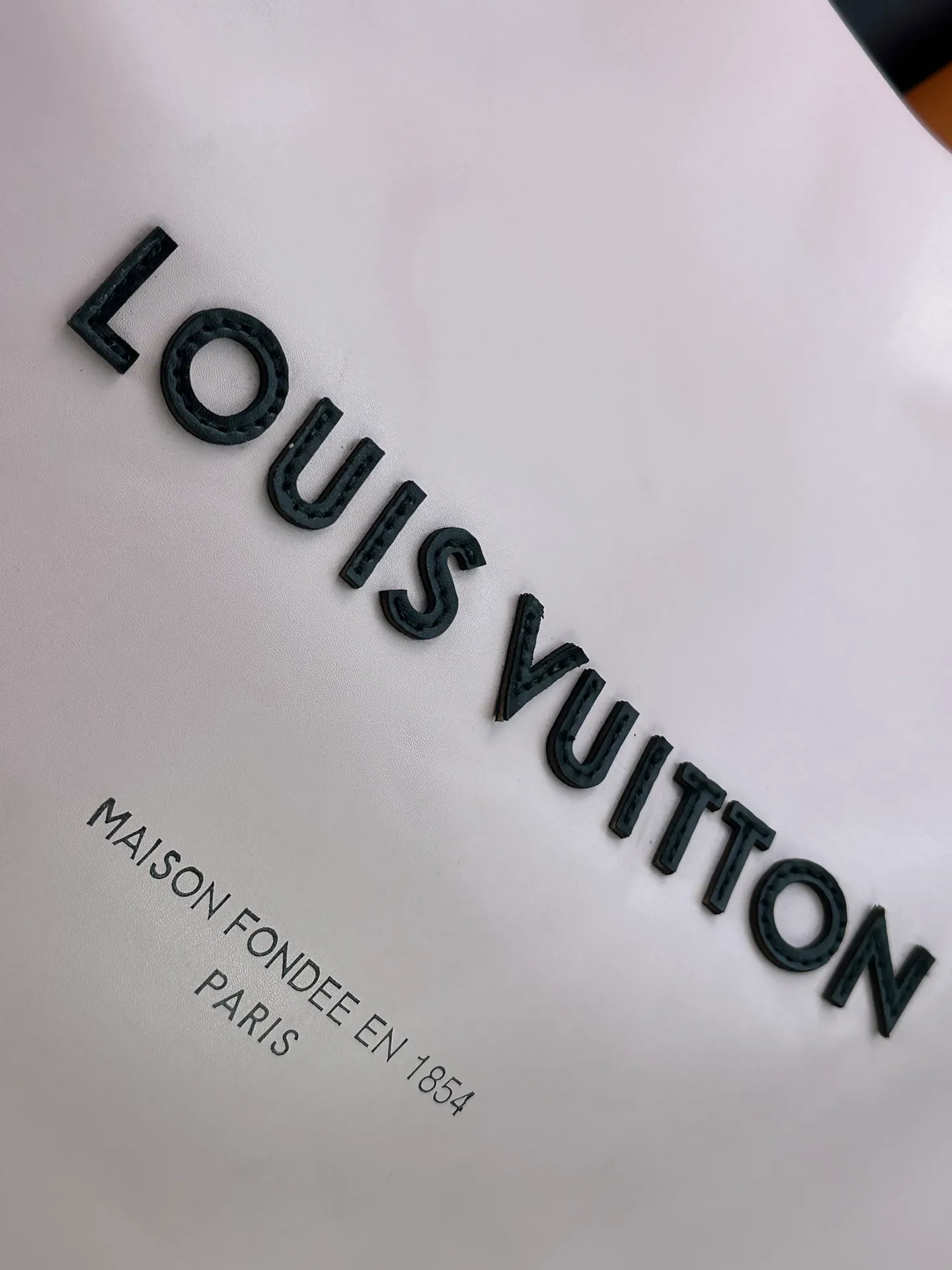 P300 M24457 Grass Green Pink Black Orange Blue Green Gray Presbyopia Plaid Black Crocodile Orange Crocodile Pattern 11 Colors ✔️ This Shopper medium handbag draws inspiration from Louis Vuitton shopping bags, with the words Louis Vuitton and Maison Fondée En 1854 written on soft cow leather, with top handles and detachable shoulder straps. Size: 40x32x16cm
