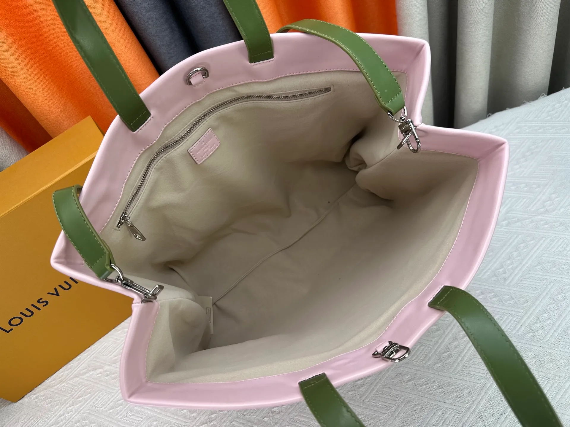P300 M24457 Grass Green Pink Black Orange Blue Green Gray Presbyopia Plaid Black Crocodile Orange Crocodile Pattern 11 Colors ✔️ This Shopper medium handbag draws inspiration from Louis Vuitton shopping bags, with the words Louis Vuitton and Maison Fondée En 1854 written on soft cow leather, with top handles and detachable shoulder straps. Size: 40x32x16cm