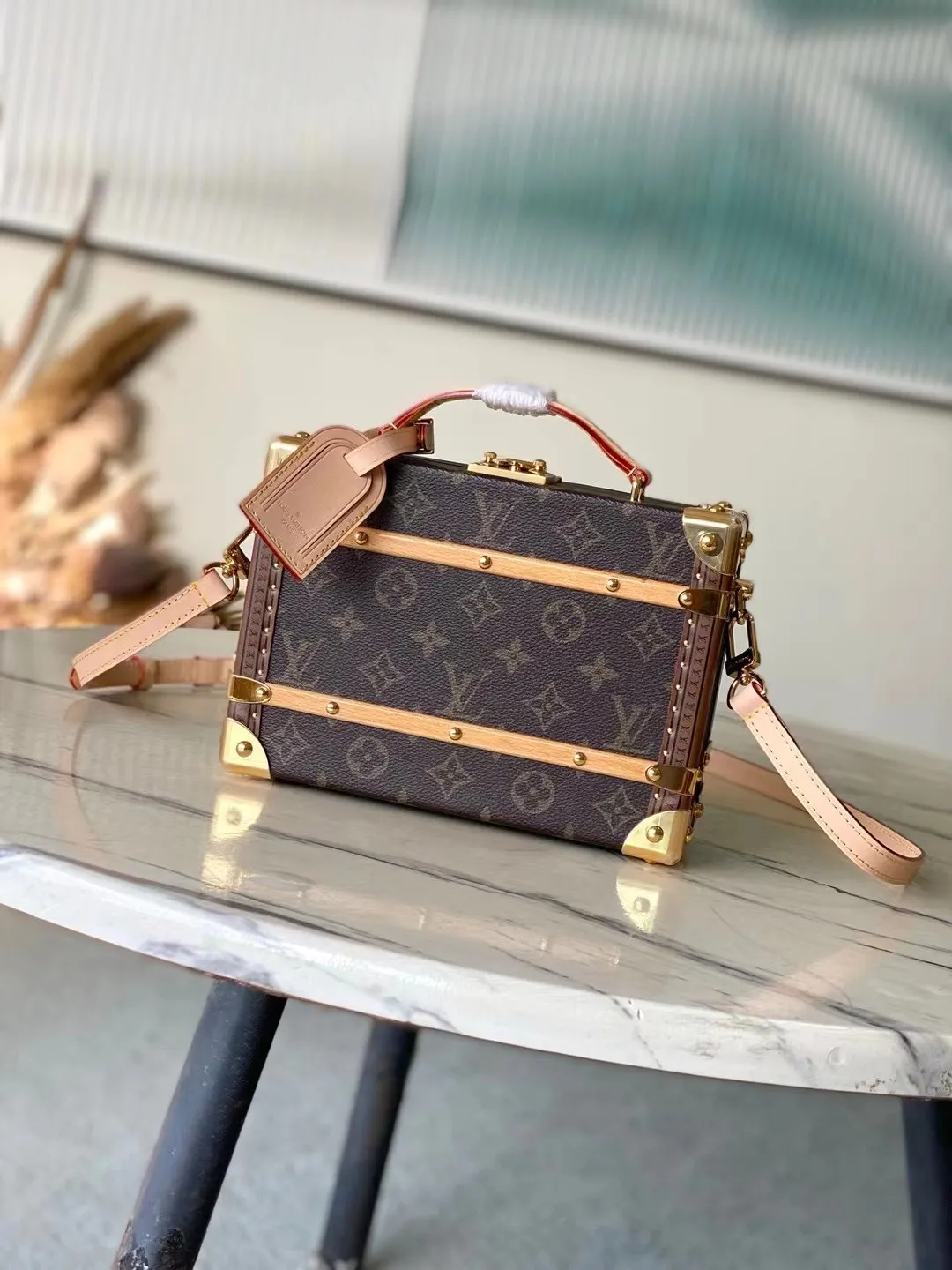 💰2400 (steel hardware) Top original order M11118 The new Handle Trunk handbag presents classic Monogram elements, making it an excellent choice for day and night looks. Dimensions: 16.5 x 8 x 24 cm (H x W x Length)