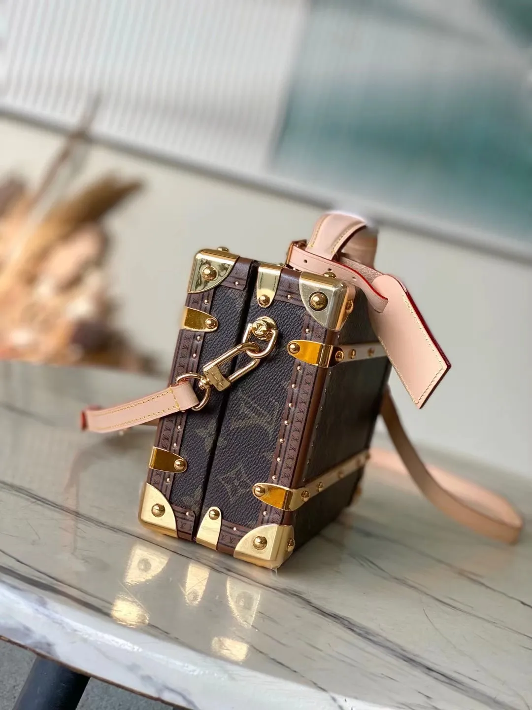 💰2400 (steel hardware) Top original order M11118 The new Handle Trunk handbag presents classic Monogram elements, making it an excellent choice for day and night looks. Dimensions: 16.5 x 8 x 24 cm (H x W x Length)