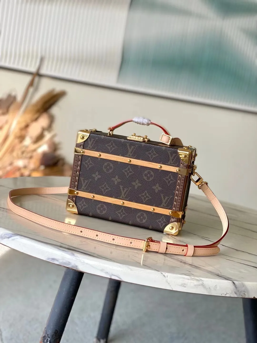 💰2400 (steel hardware) Top original order M11118 The new Handle Trunk handbag presents classic Monogram elements, making it an excellent choice for day and night looks. Dimensions: 16.5 x 8 x 24 cm (H x W x Length)