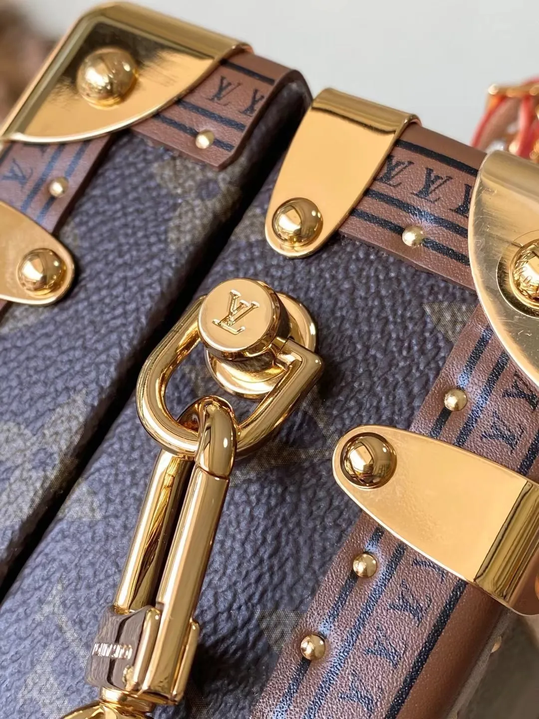💰2400 (steel hardware) Top original order M11118 The new Handle Trunk handbag presents classic Monogram elements, making it an excellent choice for day and night looks. Dimensions: 16.5 x 8 x 24 cm (H x W x Length)