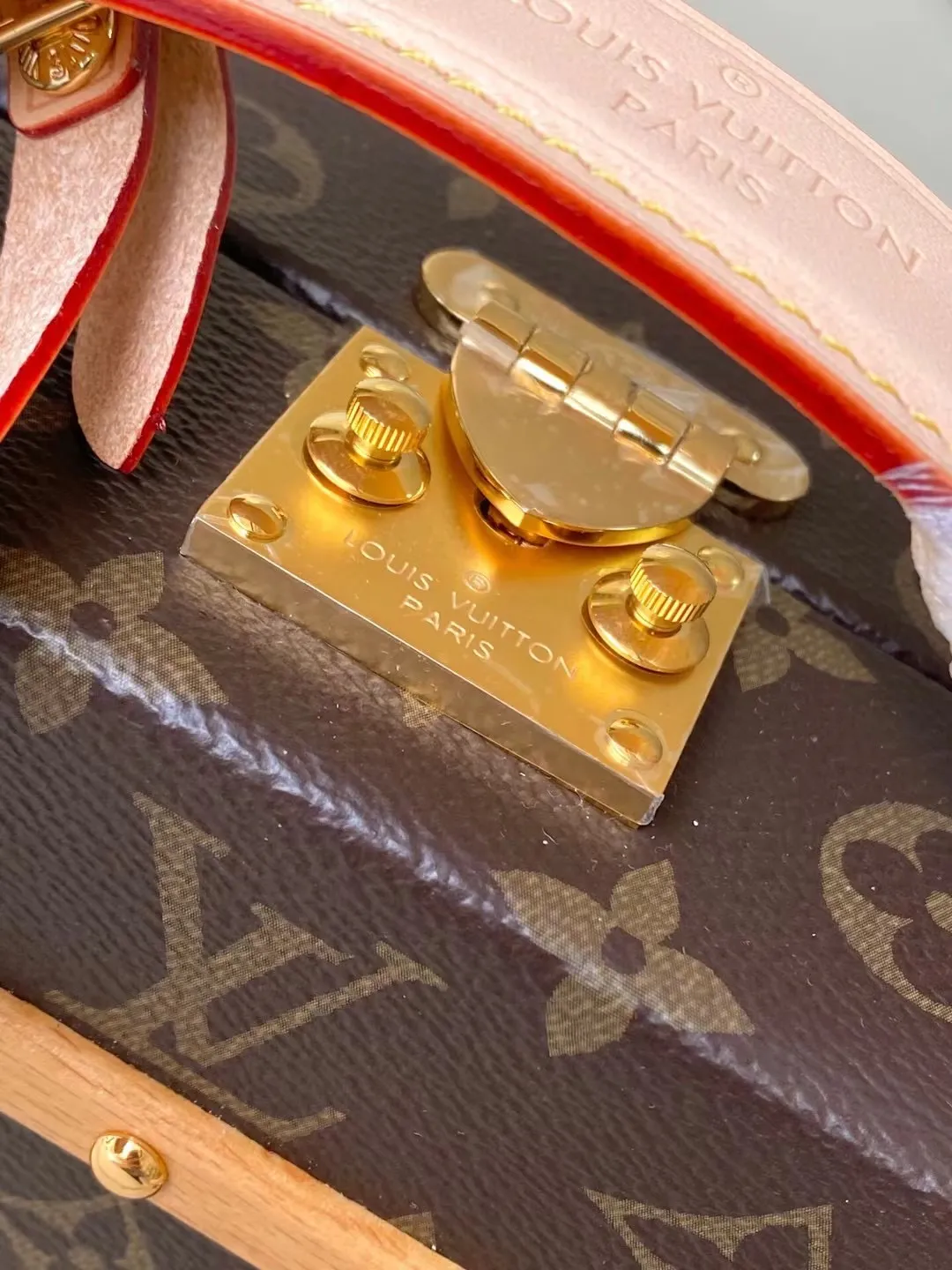 💰2400 (steel hardware) Top original order M11118 The new Handle Trunk handbag presents classic Monogram elements, making it an excellent choice for day and night looks. Dimensions: 16.5 x 8 x 24 cm (H x W x Length)