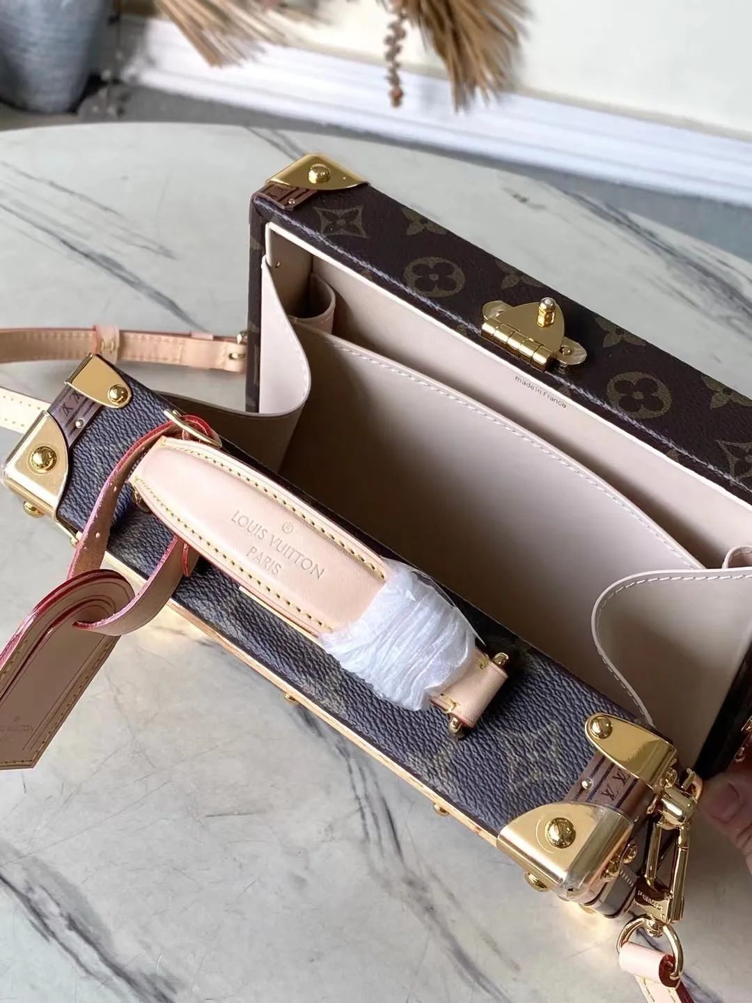 💰2400 (steel hardware) Top original order M11118 The new Handle Trunk handbag presents classic Monogram elements, making it an excellent choice for day and night looks. Dimensions: 16.5 x 8 x 24 cm (H x W x Length)