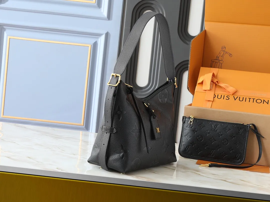 💰240💰Upgraded from the original M24141 M46288 M46293 M46277 M46298 M46203 CarryAll small handbag is made of Mono gram Empreinte embossed leather. It has a generous structure and a neat inner layer. The large inner bag adds functional elements. Comes with a Monogram embossed zipper clutch secured by a leather strap. A personal companion for urban life. Dimensions 29 x 24 x 12 cm (length x height x width)