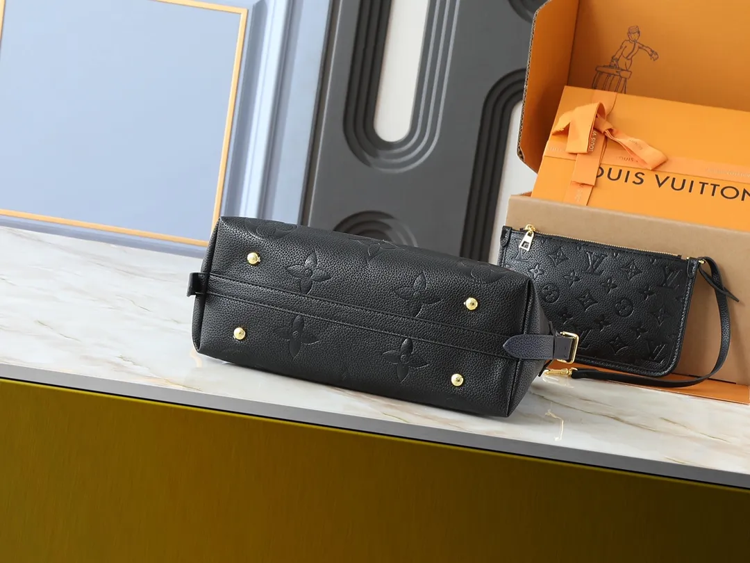 💰240💰Upgraded from the original M24141 M46288 M46293 M46277 M46298 M46203 CarryAll small handbag is made of Mono gram Empreinte embossed leather. It has a generous structure and a neat inner layer. The large inner bag adds functional elements. Comes with a Monogram embossed zipper clutch secured by a leather strap. A personal companion for urban life. Dimensions 29 x 24 x 12 cm (length x height x width)