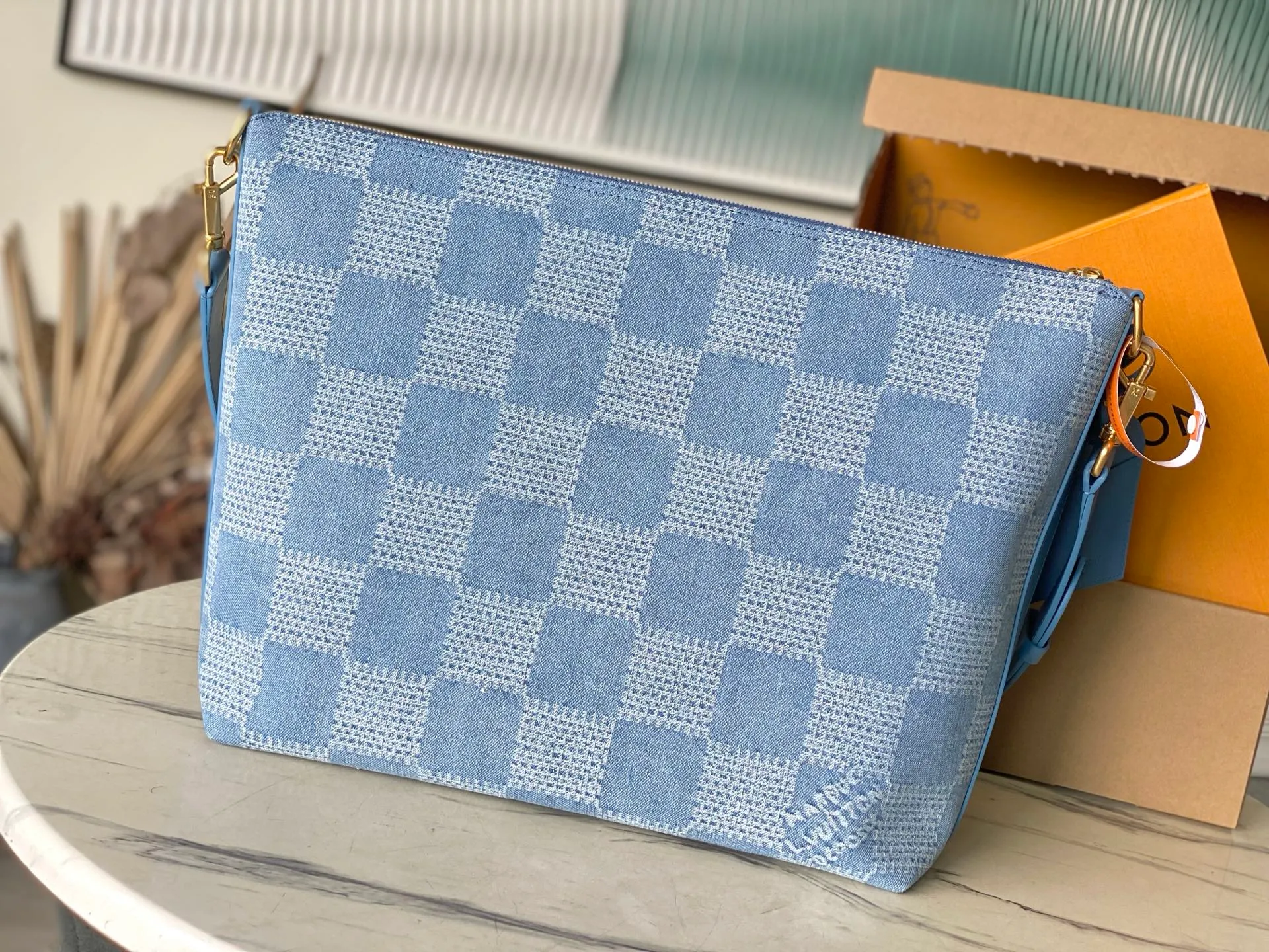 💰1140 Top original order N00202 This Vagabond Hobo handbag is made of Damier Denim 3D cotton canvas with cow leather trim and dazzling metal parts, and is decorated with a soft cotton lining with a gorgeous woven label. The marque L.Vuitton Deposee logo and metallic beaded zipper pullers showcase Pharrell Williams’ signature design elements. Dimensions: 38 × 35 × 12 cm