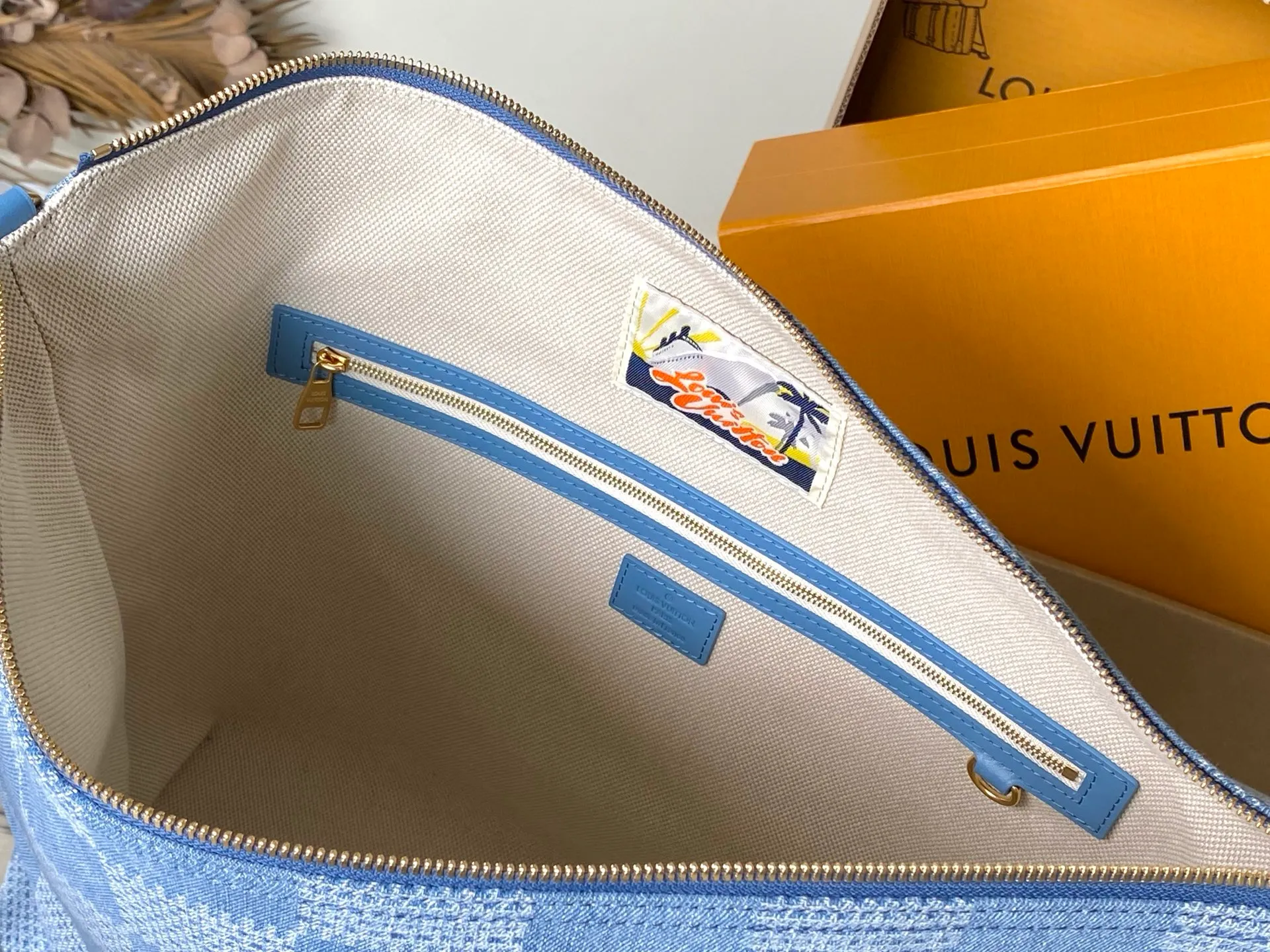 💰1140 Top original order N00202 This Vagabond Hobo handbag is made of Damier Denim 3D cotton canvas with cow leather trim and dazzling metal parts, and is decorated with a soft cotton lining with a gorgeous woven label. The marque L.Vuitton Deposee logo and metallic beaded zipper pullers showcase Pharrell Williams’ signature design elements. Dimensions: 38 × 35 × 12 cm