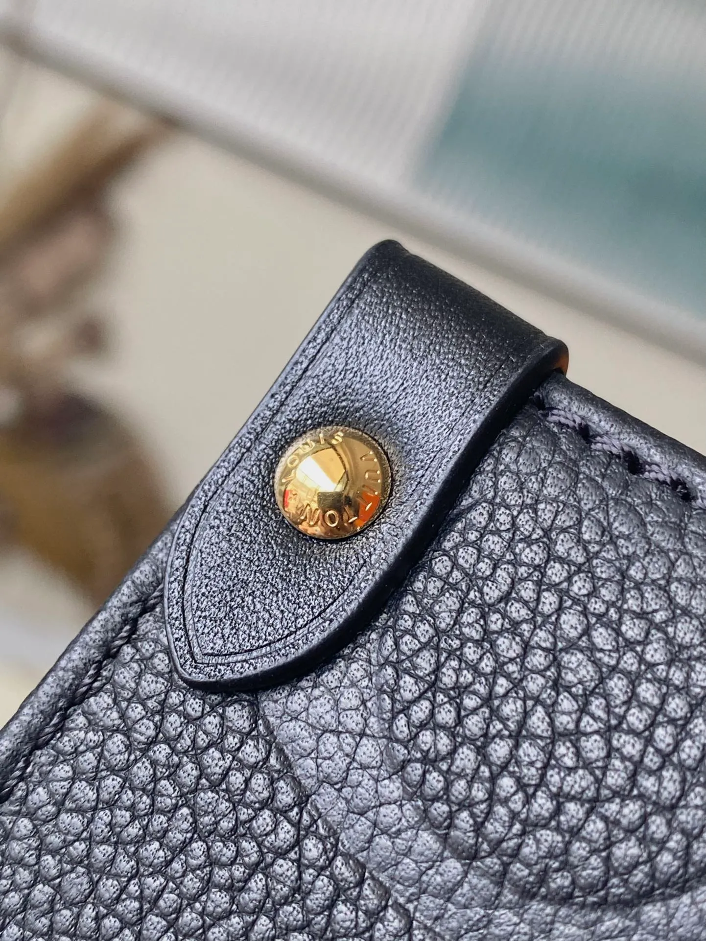 💰1120 (top layer leather) top original order M45595. Support counter inspection. Photos taken of duty-free goods are consistent with the product without unpacking. This product is an exclusive duty-free product in the market and is the highest-end product. Inspection is supported. This product has passed strict inspection and is flawless. Please wear gloves when touching the product. This product is not returnable or exchangeable. Please confirm the product first and then remove the label on the handle. This product is temporarily not open to the public, only regular customers, and is in short supply. Dimensions: 35 x 27 x 14 cm
