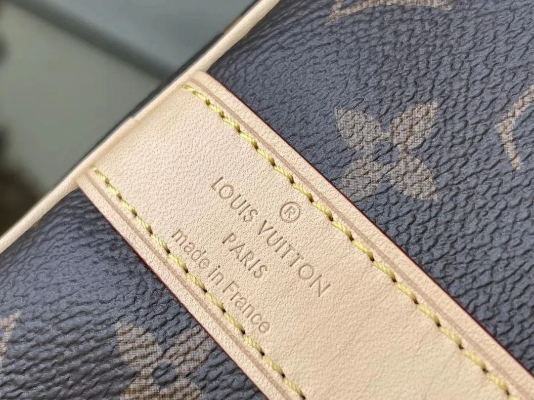 💰960 (size 45) top original M41418 presbyopic yellow leather, spacious capacity, flexible use. Durable, safe and reliable. Fashionable style, mature and stable. Features a secure double zipper and padlock, making it perfect for business or pleasure. Dimensions: 45 × 27 × 20 cm.