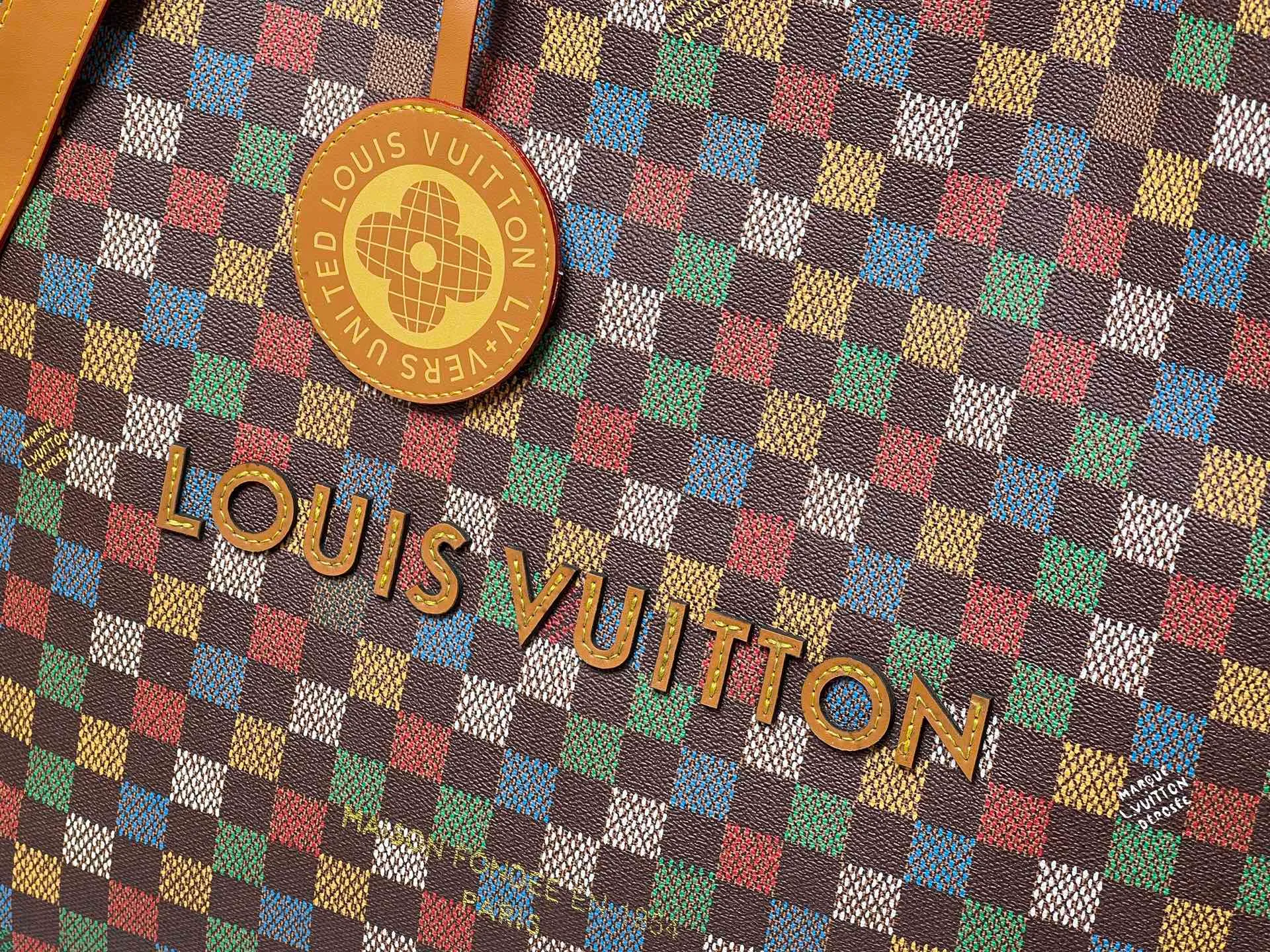 Batch 320💰M24457 Black Check Presbyopia Plaid Purple Grass Green Pink Black Orange Blue Green Gray Presbyopia Plaid Black Crocodile Pattern Orange Crocodile Pattern 13 Colors ✔️ This Shopper medium handbag draws inspiration from Louis Vuitton shopping bags, with the words Louis Vuitton and Maison Fondée En 1854 written on soft cow leather, with top handles and detachable shoulder straps. Dimensions: 42x34x16cm