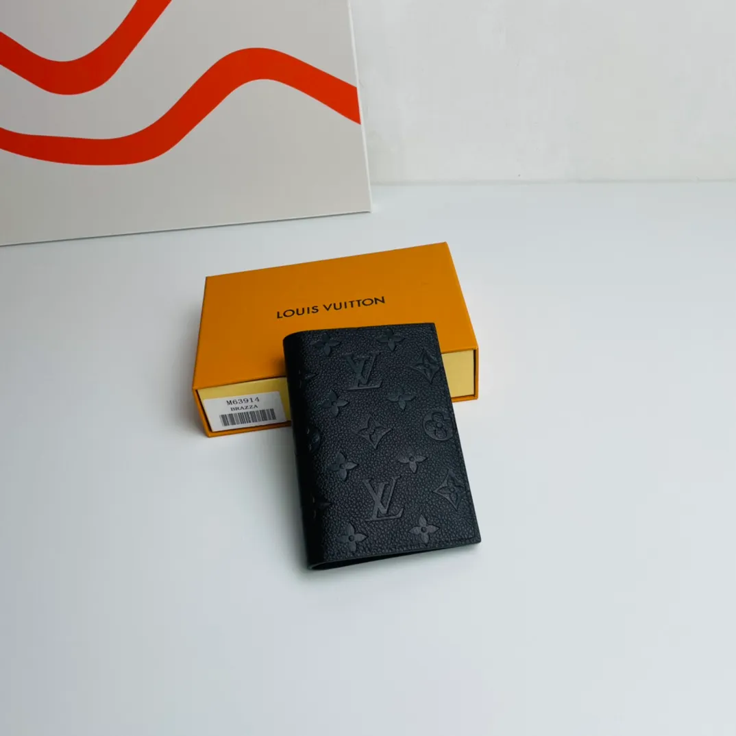 Factory price 260 🇫🇷Exclusive real shot of overseas original order M63914! This chic Louis Vuitton passport holder is crafted from Monogram Empreinte leather and features a Monogram embossed pattern on the soft calfskin. The lightweight and slim cover has four credit card slots and an open slot for easy access to your passport, making it easy to slip into your handbag or pocket. Size: 14×10cm