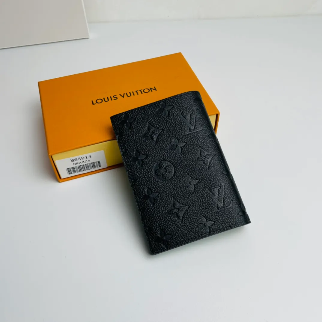 Factory price 260 🇫🇷Exclusive real shot of overseas original order M63914! This chic Louis Vuitton passport holder is crafted from Monogram Empreinte leather and features a Monogram embossed pattern on the soft calfskin. The lightweight and slim cover has four credit card slots and an open slot for easy access to your passport, making it easy to slip into your handbag or pocket. Size: 14×10cm