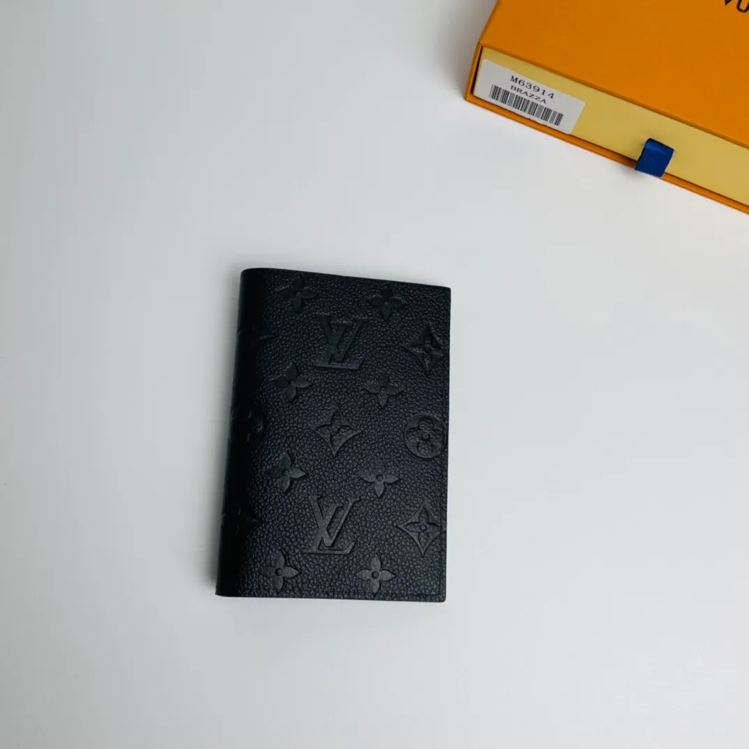 Factory price 260 🇫🇷Exclusive real shot of overseas original order M63914! This chic Louis Vuitton passport holder is crafted from Monogram Empreinte leather and features a Monogram embossed pattern on the soft calfskin. The lightweight and slim cover has four credit card slots and an open slot for easy access to your passport, making it easy to slip into your handbag or pocket. Size: 14×10cm