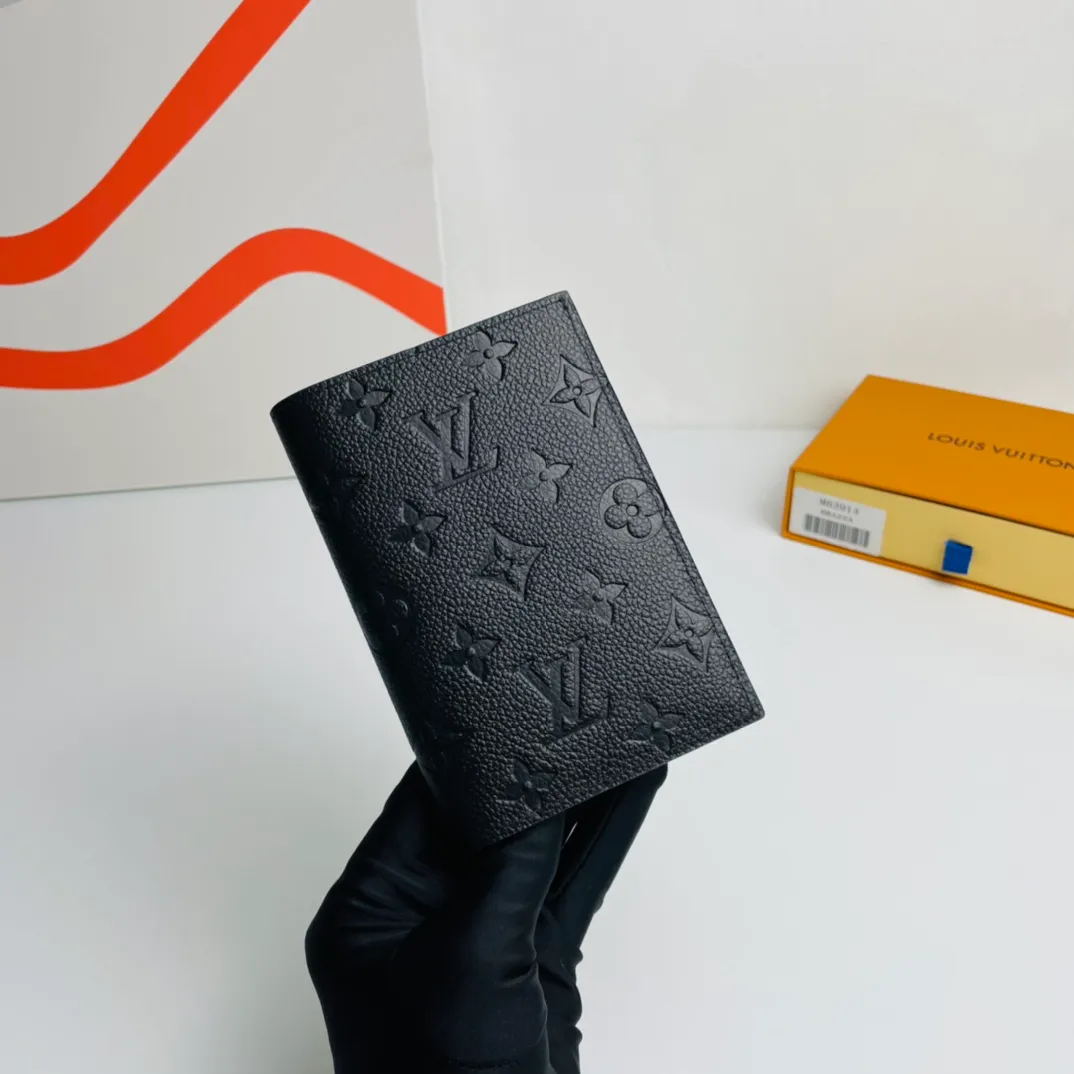 Factory price 260 🇫🇷Exclusive real shot of overseas original order M63914! This chic Louis Vuitton passport holder is crafted from Monogram Empreinte leather and features a Monogram embossed pattern on the soft calfskin. The lightweight and slim cover has four credit card slots and an open slot for easy access to your passport, making it easy to slip into your handbag or pocket. Size: 14×10cm
