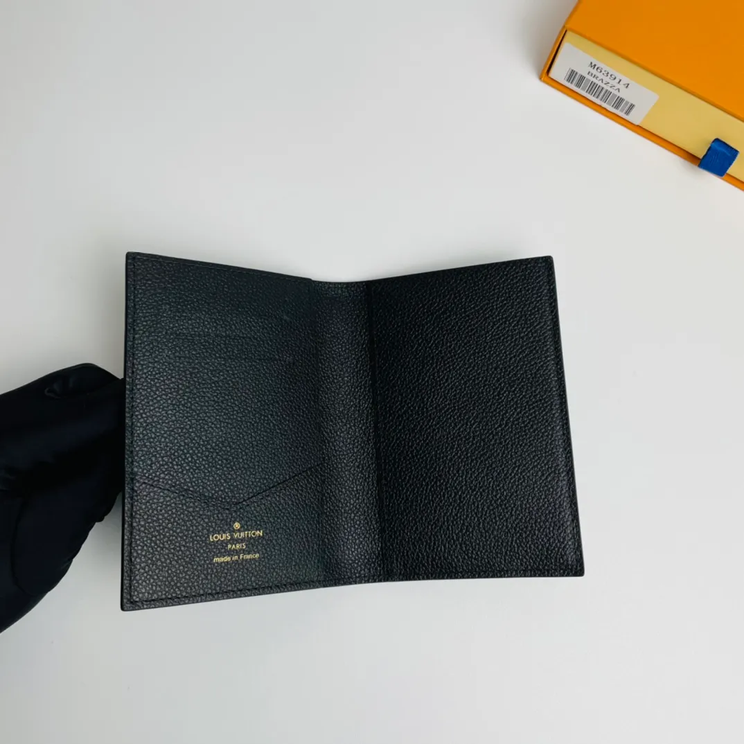 Factory price 260 🇫🇷Exclusive real shot of overseas original order M63914! This chic Louis Vuitton passport holder is crafted from Monogram Empreinte leather and features a Monogram embossed pattern on the soft calfskin. The lightweight and slim cover has four credit card slots and an open slot for easy access to your passport, making it easy to slip into your handbag or pocket. Size: 14×10cm