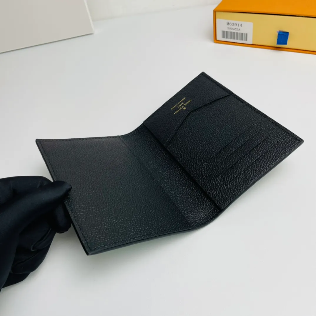 Factory price 260 🇫🇷Exclusive real shot of overseas original order M63914! This chic Louis Vuitton passport holder is crafted from Monogram Empreinte leather and features a Monogram embossed pattern on the soft calfskin. The lightweight and slim cover has four credit card slots and an open slot for easy access to your passport, making it easy to slip into your handbag or pocket. Size: 14×10cm