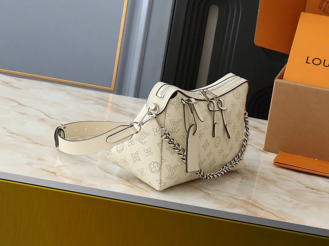 💰240💰Upgraded from the original M13157 M24255 M24114. This Hand It All small handbag uses cow leather to interpret the brand's Bloom elements, incorporates floral imagery into the perforated Monogram pattern, and upgrades the classic style with contrasting brand names. The inner patch pocket is convenient for storing mobile phones, and the woven chain allows for flexible switching between cross-body or shoulder wear. Dimensions: 29.0 x 18.0 x 13.0 cm (length x height x width)