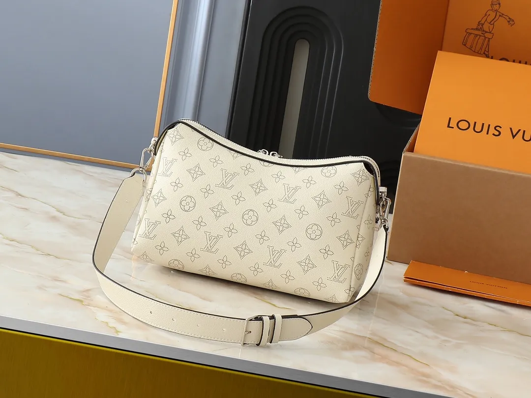 💰240💰Upgraded from the original M13157 M24255 M24114. This Hand It All small handbag uses cow leather to interpret the brand's Bloom elements, incorporates floral imagery into the perforated Monogram pattern, and upgrades the classic style with contrasting brand names. The inner patch pocket is convenient for storing mobile phones, and the woven chain allows for flexible switching between cross-body or shoulder wear. Dimensions: 29.0 x 18.0 x 13.0 cm (length x height x width)