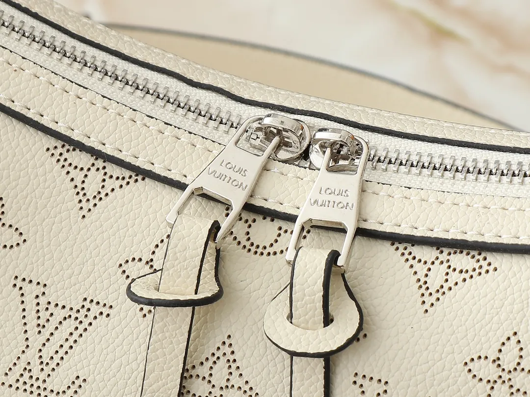 💰240💰Upgraded from the original M13157 M24255 M24114. This Hand It All small handbag uses cow leather to interpret the brand's Bloom elements, incorporates floral imagery into the perforated Monogram pattern, and upgrades the classic style with contrasting brand names. The inner patch pocket is convenient for storing mobile phones, and the woven chain allows for flexible switching between cross-body or shoulder wear. Dimensions: 29.0 x 18.0 x 13.0 cm (length x height x width)