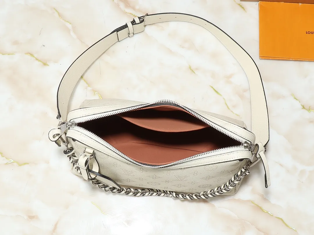 💰240💰Upgraded from the original M13157 M24255 M24114. This Hand It All small handbag uses cow leather to interpret the brand's Bloom elements, incorporates floral imagery into the perforated Monogram pattern, and upgrades the classic style with contrasting brand names. The inner patch pocket is convenient for storing mobile phones, and the woven chain allows for flexible switching between cross-body or shoulder wear. Dimensions: 29.0 x 18.0 x 13.0 cm (length x height x width)
