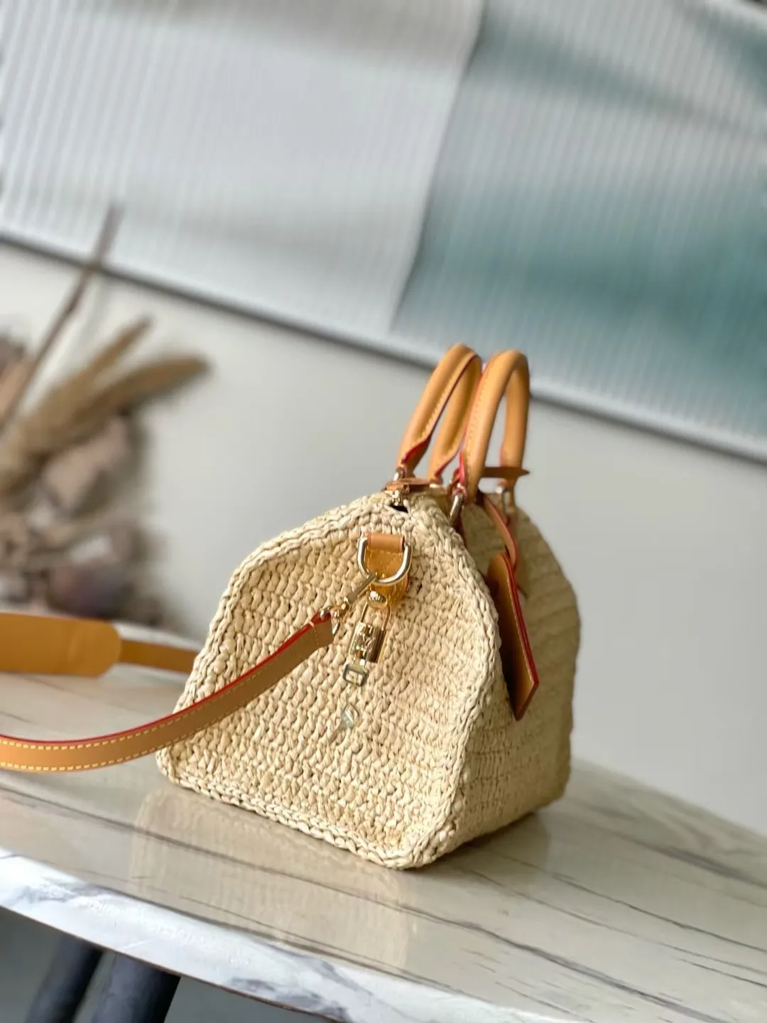 💰1480 Top original order M14457 This Speedy 30 Bandouliere handbag is made of raffia, using exquisite craftsmanship to give each finished product a unique style, and then uses distressed cow leather to add a retro charm. The LV lettering is embroidered in a corner of the front, and the top handle and detachable and adjustable shoulder strap allow for flexible carrying. Dimensions: 34 × 22 × 19 cm