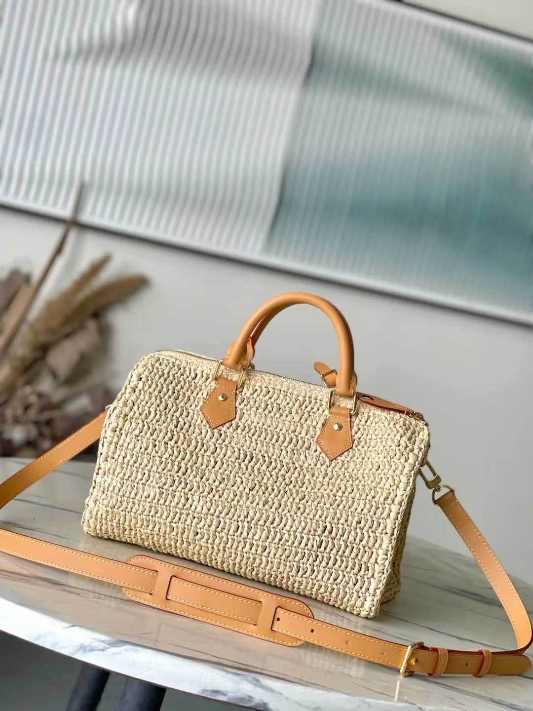 💰1480 Top original order M14457 This Speedy 30 Bandouliere handbag is made of raffia, using exquisite craftsmanship to give each finished product a unique style, and then uses distressed cow leather to add a retro charm. The LV lettering is embroidered in a corner of the front, and the top handle and detachable and adjustable shoulder strap allow for flexible carrying. Dimensions: 34 × 22 × 19 cm