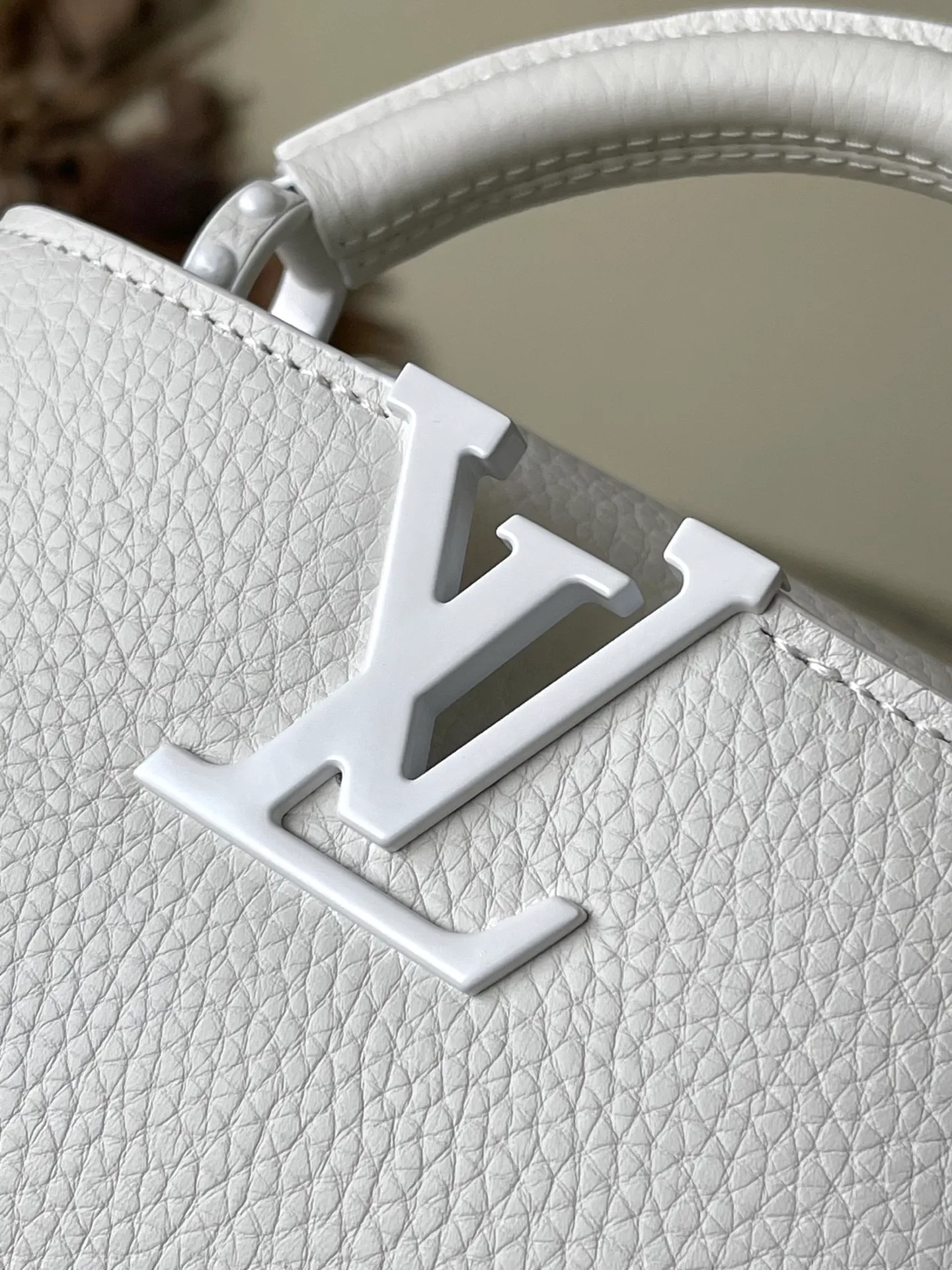 💰2000 (special grade original leather) M25255 white with white buckle. The first store was opened on Capuchin Street in Paris. Capucines handbags are as enduring as the brand and can bring fashionable sophistication to any look. Full-grain Taurillon leather creates a luxurious handbag, highlighted by various traditional details: initials, unique edge rings, delicate Monogram flowers on the flap. Equipped with a top handle, removable strap and unique bag cover, it has a variety of carrying styles to suit different looks or moods. Detailed features 21.0 x 13 x 8.0 cm