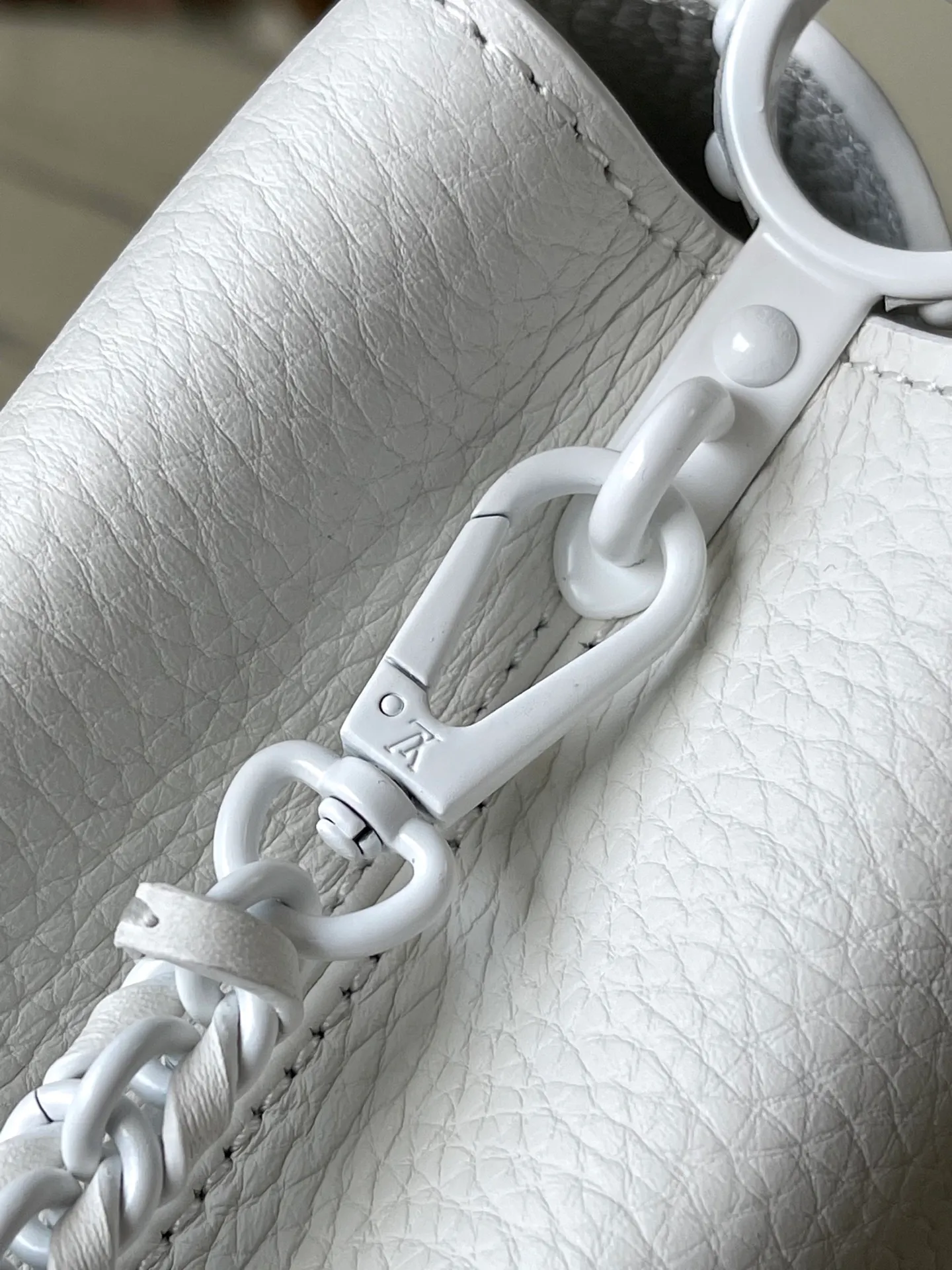 💰2000 (special grade original leather) M25255 white with white buckle. The first store was opened on Capuchin Street in Paris. Capucines handbags are as enduring as the brand and can bring fashionable sophistication to any look. Full-grain Taurillon leather creates a luxurious handbag, highlighted by various traditional details: initials, unique edge rings, delicate Monogram flowers on the flap. Equipped with a top handle, removable strap and unique bag cover, it has a variety of carrying styles to suit different looks or moods. Detailed features 21.0 x 13 x 8.0 cm