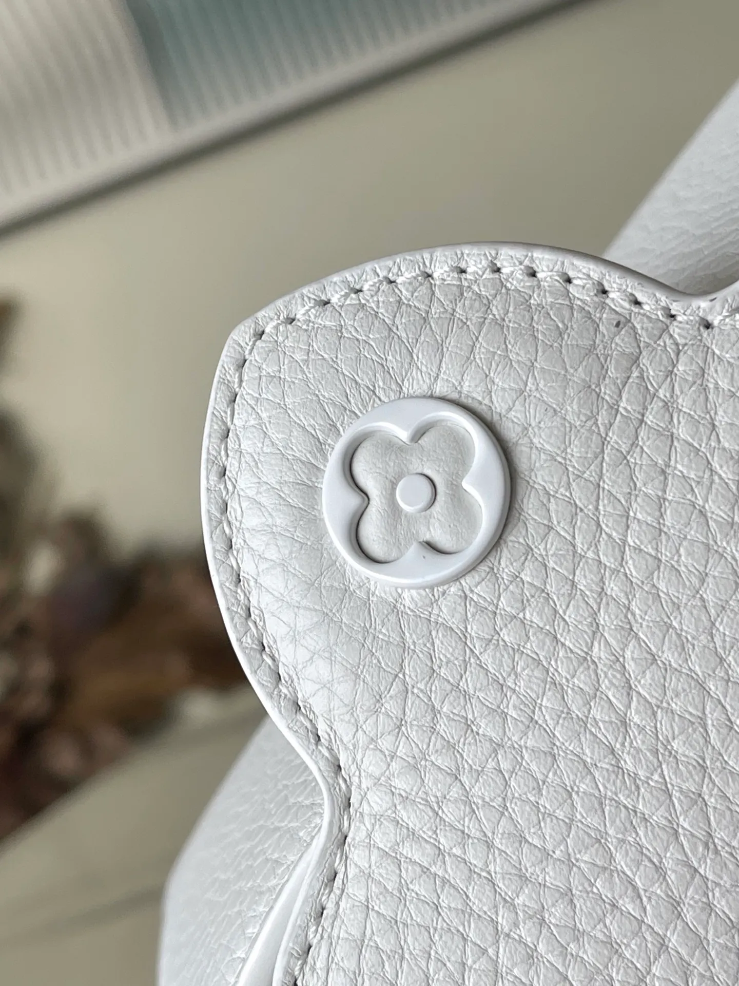 💰2000 (special grade original leather) M25255 white with white buckle. The first store was opened on Capuchin Street in Paris. Capucines handbags are as enduring as the brand and can bring fashionable sophistication to any look. Full-grain Taurillon leather creates a luxurious handbag, highlighted by various traditional details: initials, unique edge rings, delicate Monogram flowers on the flap. Equipped with a top handle, removable strap and unique bag cover, it has a variety of carrying styles to suit different looks or moods. Detailed features 21.0 x 13 x 8.0 cm