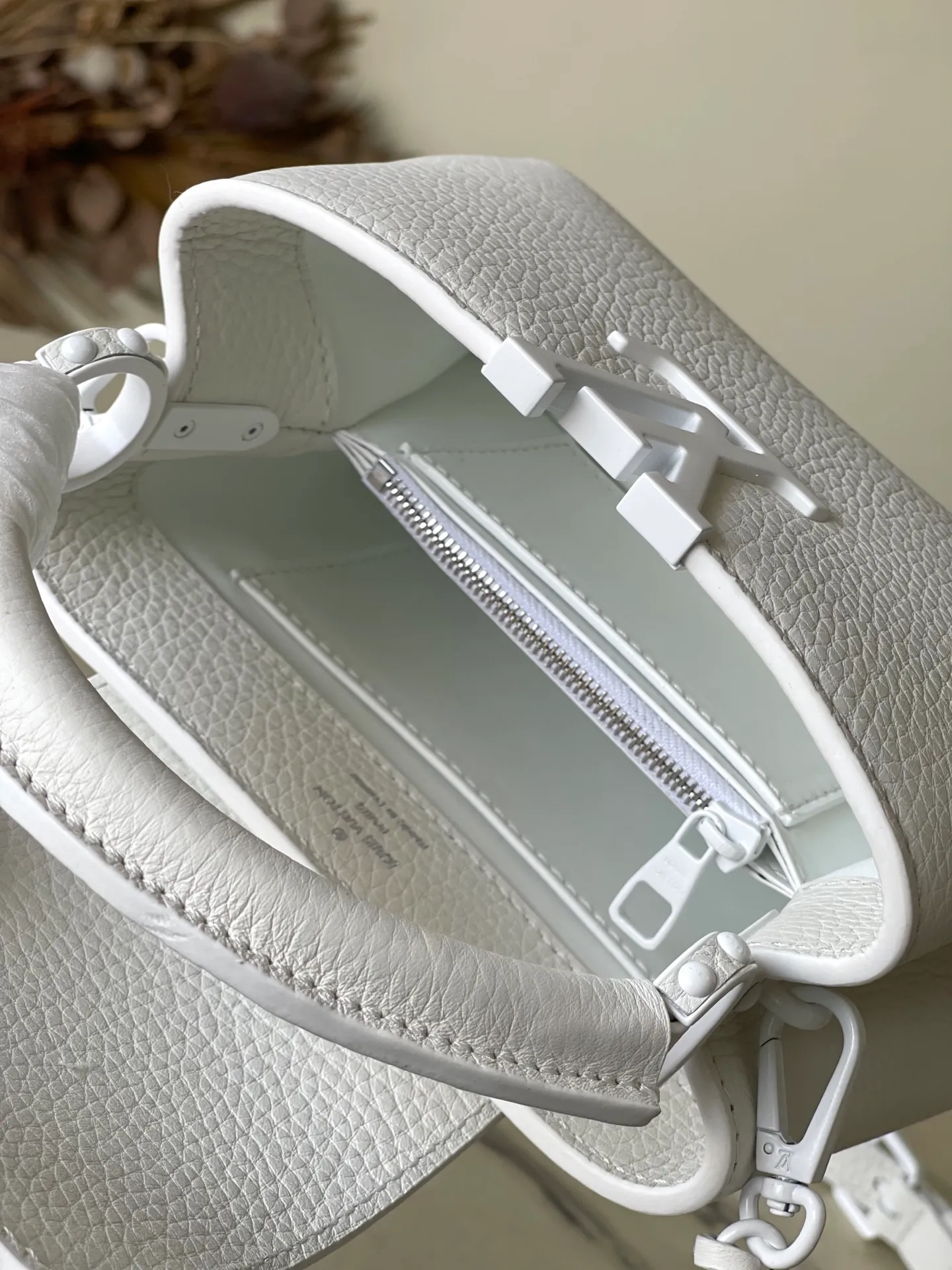 💰2000 (special grade original leather) M25255 white with white buckle. The first store was opened on Capuchin Street in Paris. Capucines handbags are as enduring as the brand and can bring fashionable sophistication to any look. Full-grain Taurillon leather creates a luxurious handbag, highlighted by various traditional details: initials, unique edge rings, delicate Monogram flowers on the flap. Equipped with a top handle, removable strap and unique bag cover, it has a variety of carrying styles to suit different looks or moods. Detailed features 21.0 x 13 x 8.0 cm