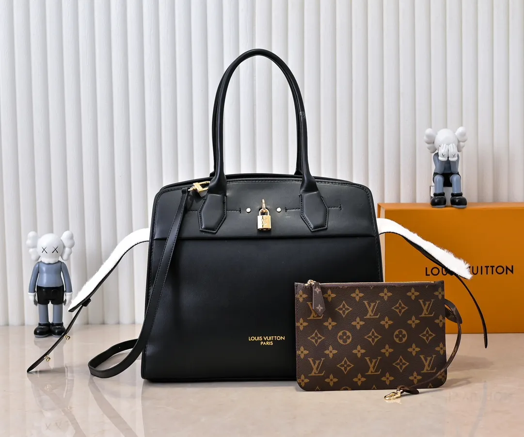 Batch 💰Small 380 💰Large 200 Furry M12005 M12556 M12337 This large City Steamer handbag draws inspiration from the design of luggage built for cruise ships in 1901, making its eye-catching appearance at the 2024 autumn and winter ready-to-wear show. Grained Millesime leather and shearling leather trims add seasonal flair, an embossed padlock and hot-stamped LV Circle logo add a modern twist, and a removable Monogram storage bag makes it easy to store valuables. Size: large size 35x42x21cm, small size 30x36x17