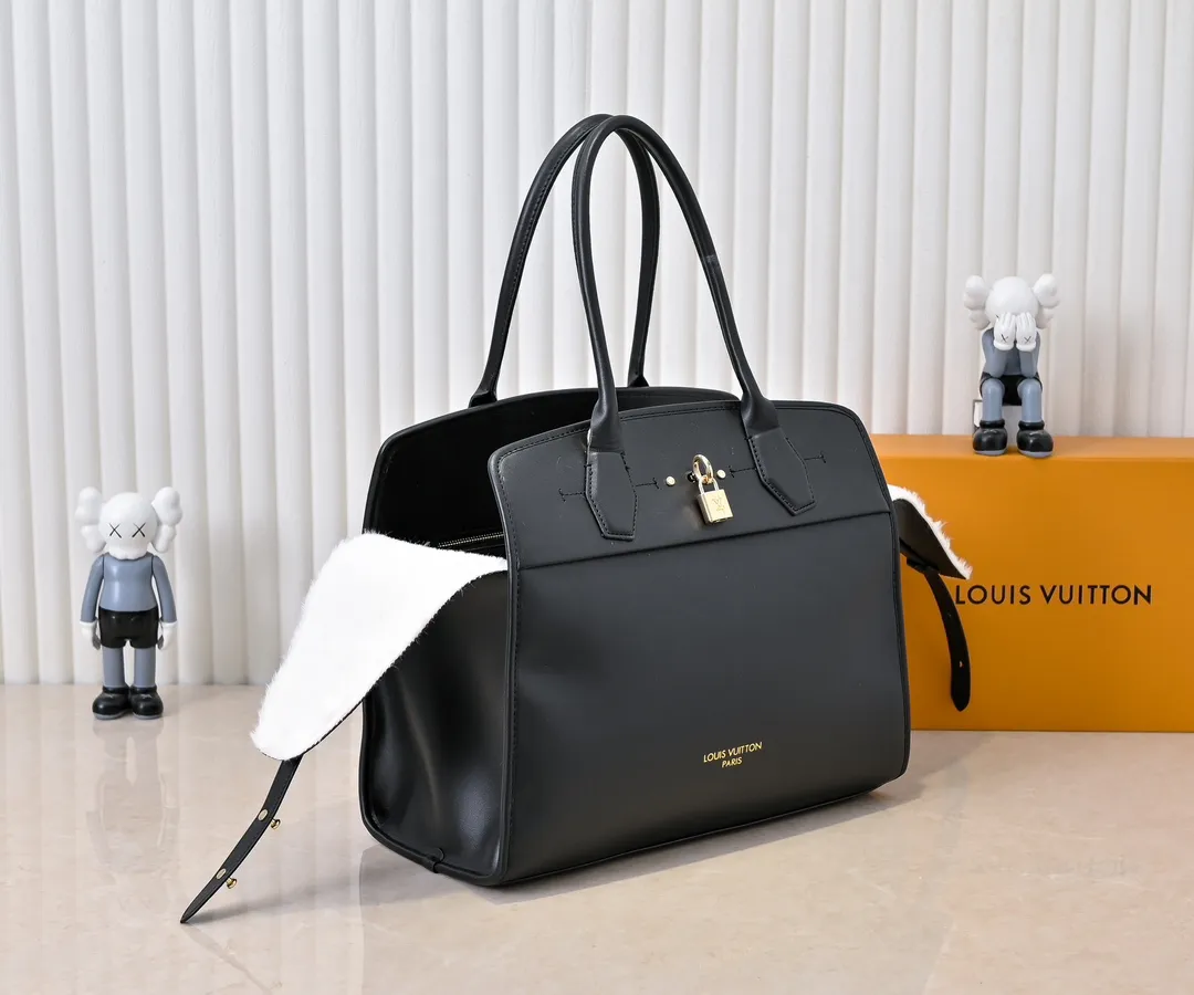 Batch 💰Small 380 💰Large 200 Furry M12005 M12556 M12337 This large City Steamer handbag draws inspiration from the design of luggage built for cruise ships in 1901, making its eye-catching appearance at the 2024 autumn and winter ready-to-wear show. Grained Millesime leather and shearling leather trims add seasonal flair, an embossed padlock and hot-stamped LV Circle logo add a modern twist, and a removable Monogram storage bag makes it easy to store valuables. Size: large size 35x42x21cm, small size 30x36x17