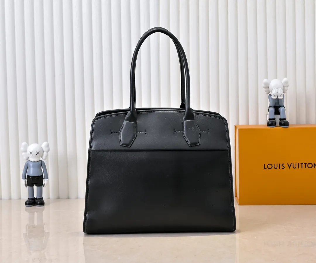 Batch 💰Small 380 💰Large 200 Furry M12005 M12556 M12337 This large City Steamer handbag draws inspiration from the design of luggage built for cruise ships in 1901, making its eye-catching appearance at the 2024 autumn and winter ready-to-wear show. Grained Millesime leather and shearling leather trims add seasonal flair, an embossed padlock and hot-stamped LV Circle logo add a modern twist, and a removable Monogram storage bag makes it easy to store valuables. Size: large size 35x42x21cm, small size 30x36x17