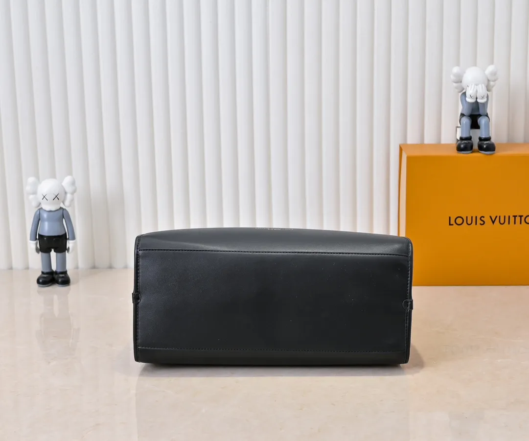 Batch 💰Small 380 💰Large 200 Furry M12005 M12556 M12337 This large City Steamer handbag draws inspiration from the design of luggage built for cruise ships in 1901, making its eye-catching appearance at the 2024 autumn and winter ready-to-wear show. Grained Millesime leather and shearling leather trims add seasonal flair, an embossed padlock and hot-stamped LV Circle logo add a modern twist, and a removable Monogram storage bag makes it easy to store valuables. Size: large size 35x42x21cm, small size 30x36x17