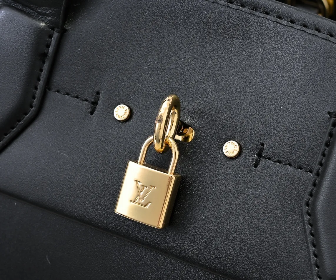 Batch 💰Small 380 💰Large 200 Furry M12005 M12556 M12337 This large City Steamer handbag draws inspiration from the design of luggage built for cruise ships in 1901, making its eye-catching appearance at the 2024 autumn and winter ready-to-wear show. Grained Millesime leather and shearling leather trims add seasonal flair, an embossed padlock and hot-stamped LV Circle logo add a modern twist, and a removable Monogram storage bag makes it easy to store valuables. Size: large size 35x42x21cm, small size 30x36x17