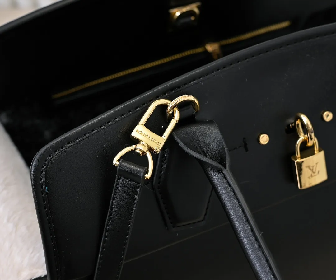 Batch 💰Small 380 💰Large 200 Furry M12005 M12556 M12337 This large City Steamer handbag draws inspiration from the design of luggage built for cruise ships in 1901, making its eye-catching appearance at the 2024 autumn and winter ready-to-wear show. Grained Millesime leather and shearling leather trims add seasonal flair, an embossed padlock and hot-stamped LV Circle logo add a modern twist, and a removable Monogram storage bag makes it easy to store valuables. Size: large size 35x42x21cm, small size 30x36x17